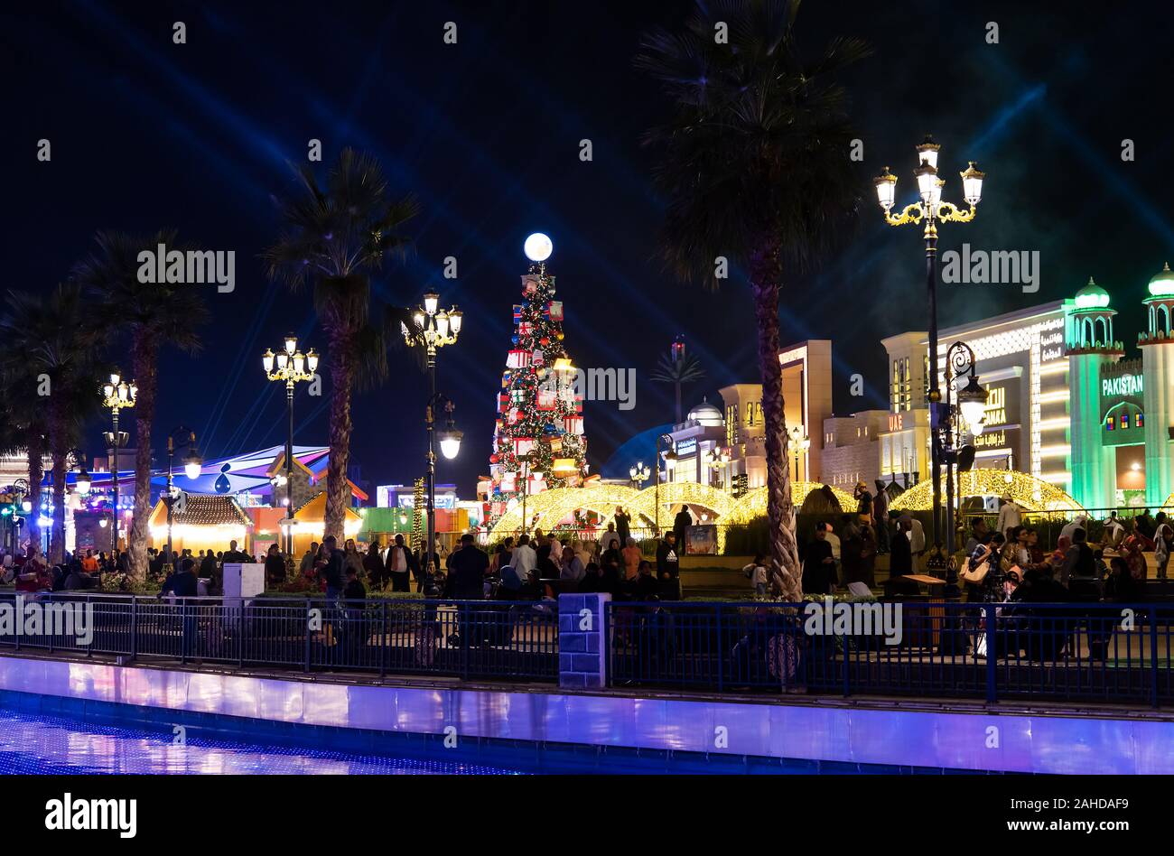 Dubai, Vereinigte Arabische Emirate - Dezember 26, 2018: Global Village mit großen Weihnachtsbaum und Winterurlaub Dekorationen in Dubai, VAE. Eine der am meisten Stockfoto