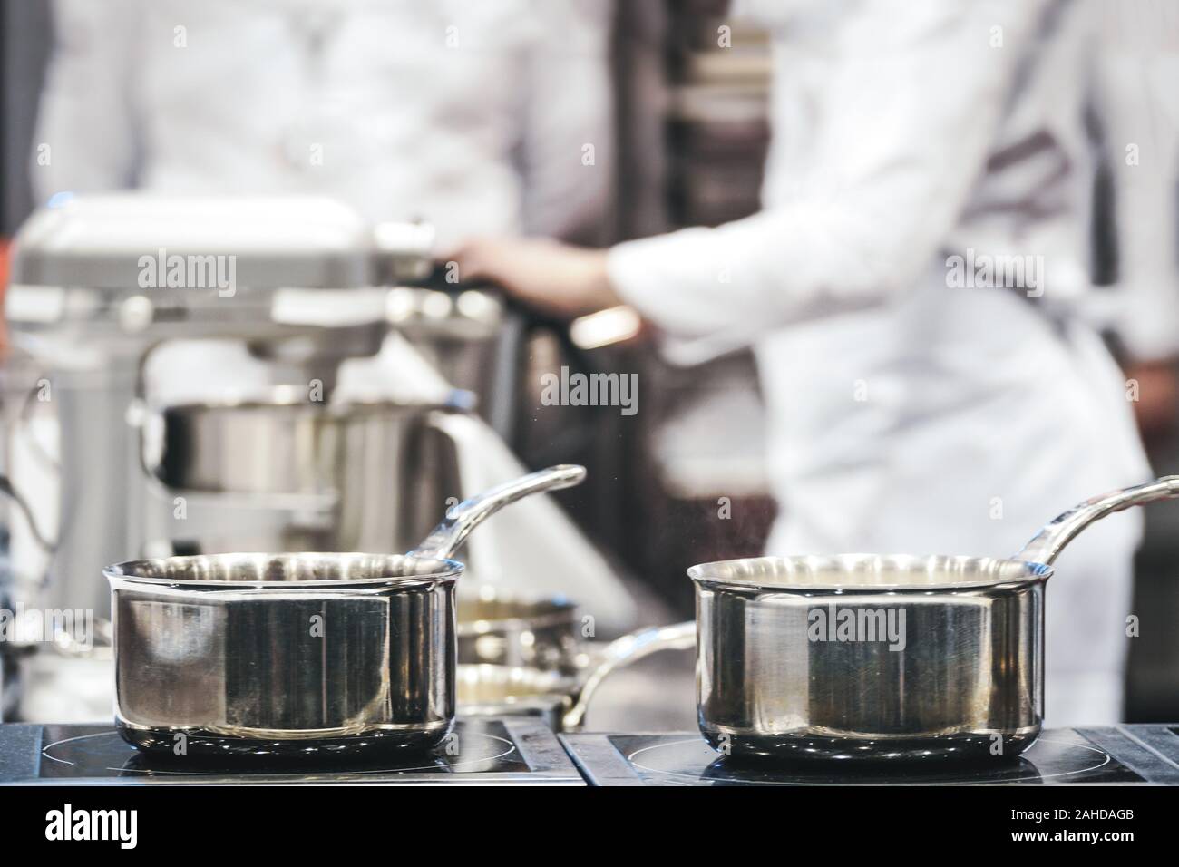 Arbeit Gruppe von professionellen Köchen im Restaurant oder Hotel und bereiten die Mahlzeiten (reduzierte Ton) Stockfoto