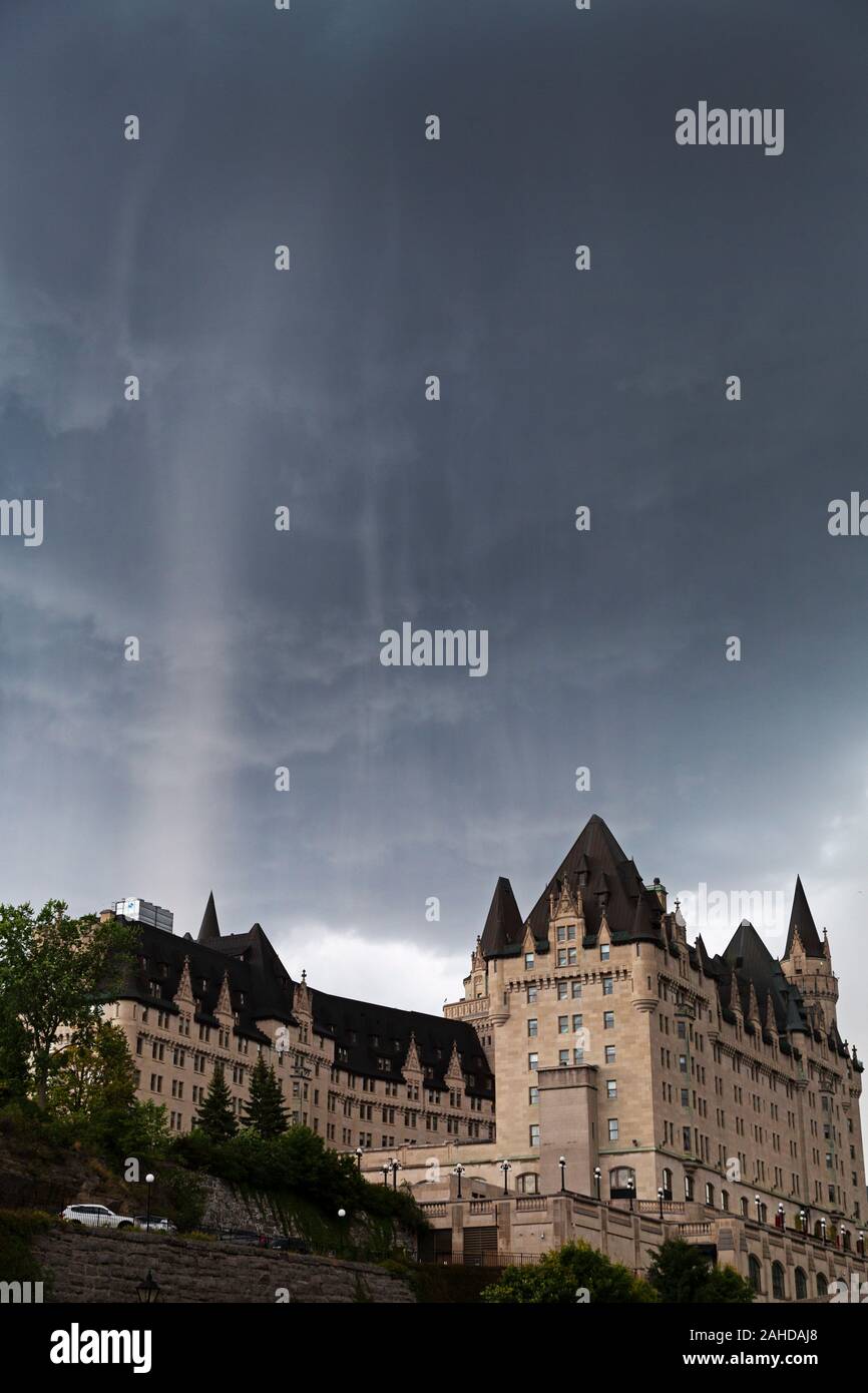 Unwetter über dem Fairmont Château Laurier Hotel in Ottawa, Kanada. Das Hotel steht neben dem UNESCO-Weltkulturerbe Rideau Canal. Stockfoto