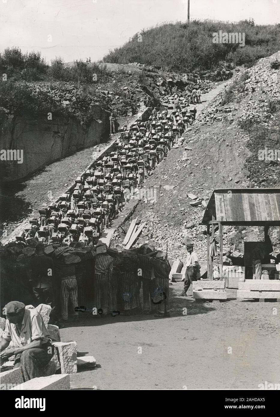 Mauthausen-Gusen Kz tairs's des Todes": Gefangene gezwungen, einen granitblock bis 186 Schritte zur Oberseite des Steinbruchs zu tragen Stockfoto