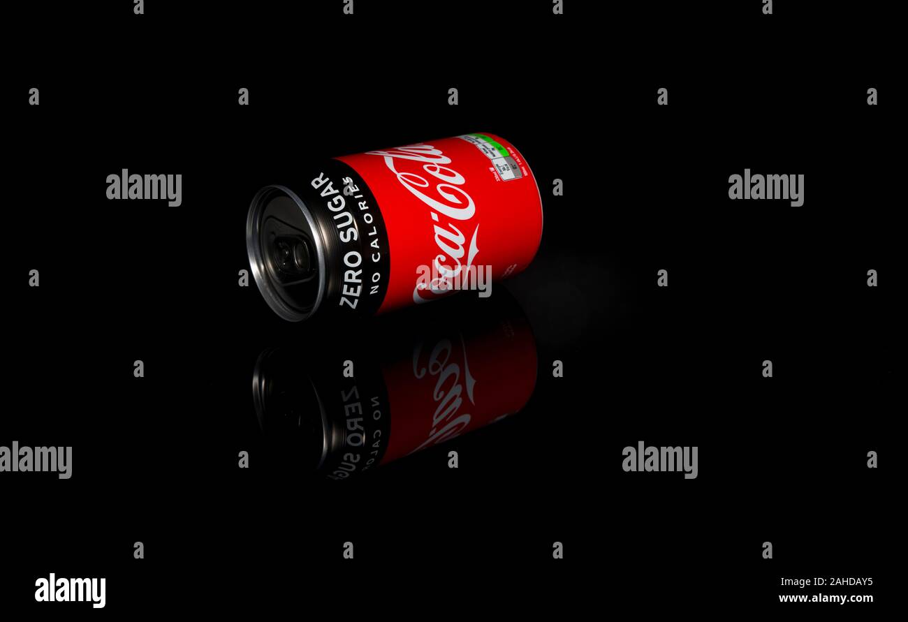 Amsterdam, 28-12-2019: Coca-Cola Zero kann 330 ml, kein Zucker, von The Coca-Cola Company produziert auf schwarzem Hintergrund isoliert, Es beliebt Soft drink Soda in den Automaten und General Store verkauft. Stockfoto