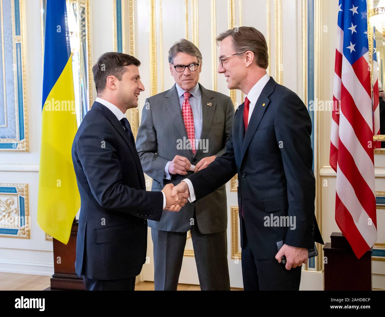 Us-Energieminister Rick Perry, Mitte, stellt der Präsident der Ukraine Volodymyr Zelensky zu den Mitgliedern seiner Delegation während einer Sitzung im Präsidentenpalast - 20. Mai 2019 in Kiew, Ukraine. Stockfoto