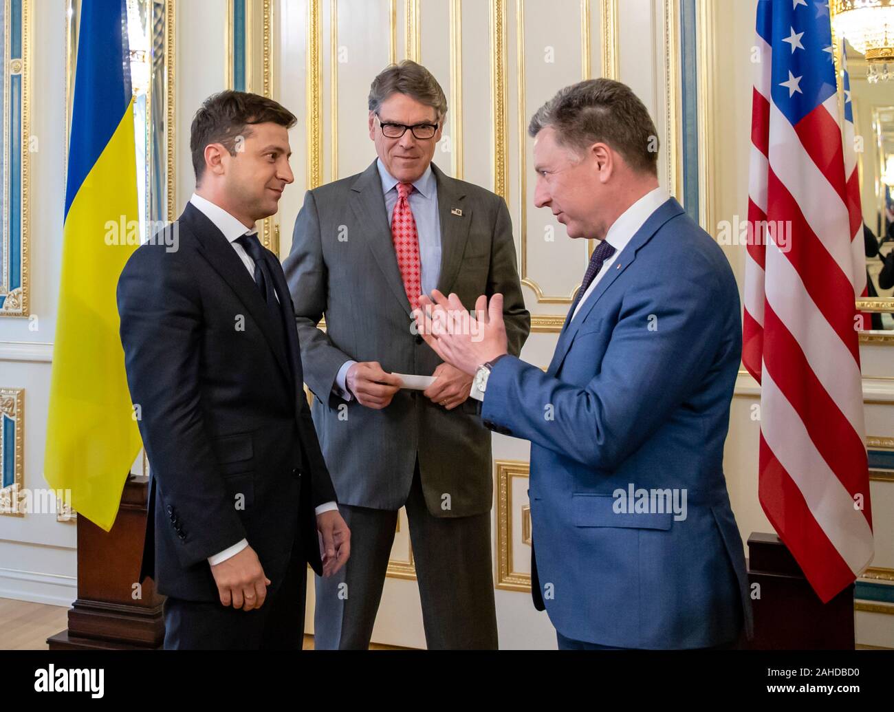 Us-Energieminister Rick Perry, Mitte, stellt der Präsident der Ukraine Volodymyr Zelensky zu den Mitgliedern seiner Delegation während einer Sitzung im Präsidentenpalast - 20. Mai 2019 in Kiew, Ukraine. Stockfoto