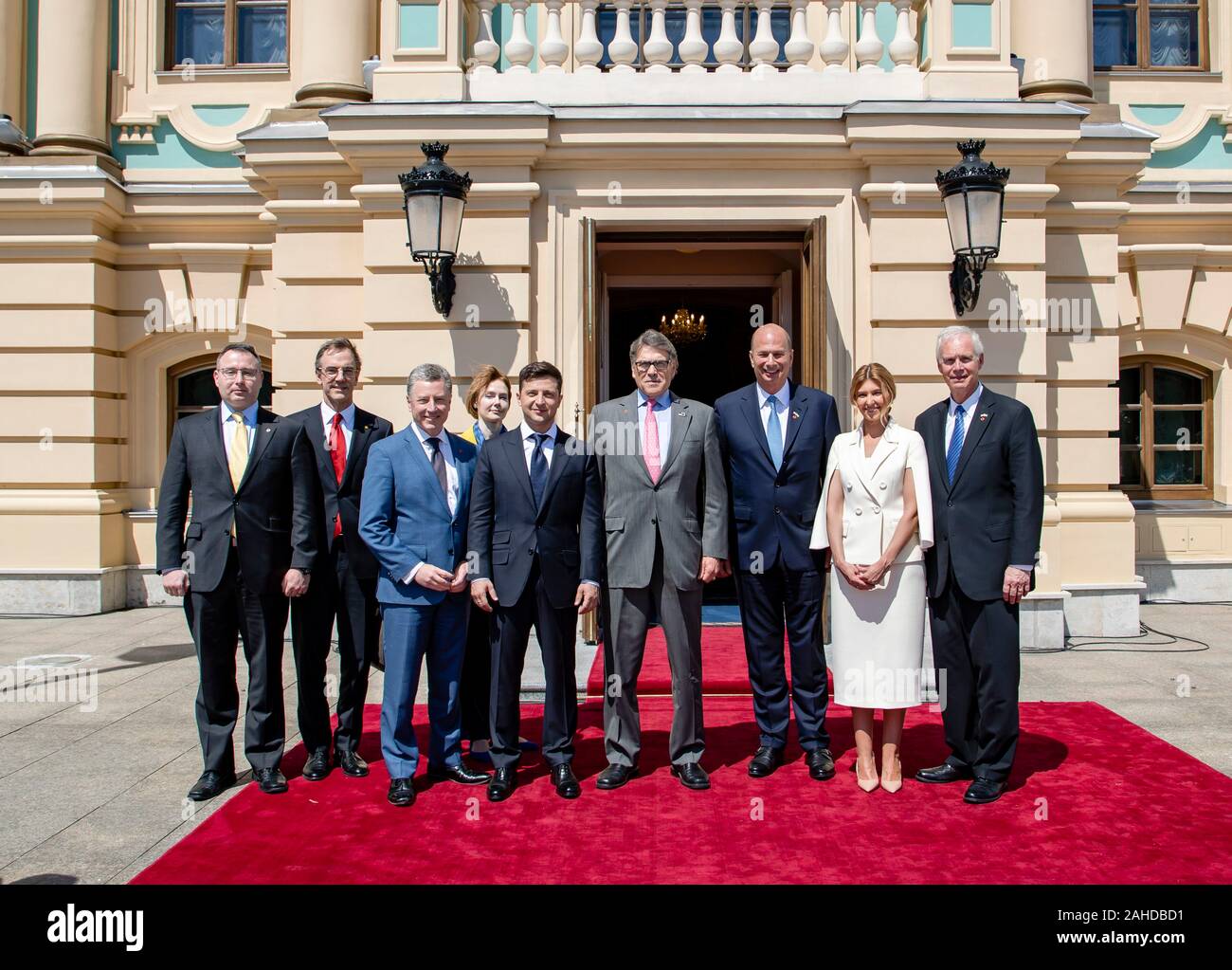 Der Präsident der Ukraine Volodymyr Zelensky, Mitte, posiert für ein Gruppenfoto mit US-Energieminister Rick Perry, US-Amb. zur Europäischen Union Gordon Sondland, und die Mitglieder der Delegation nach seiner Amtseinführung vor dem Präsidentenpalast - 20. Mai 2019 in Kiew, Ukraine. Stockfoto