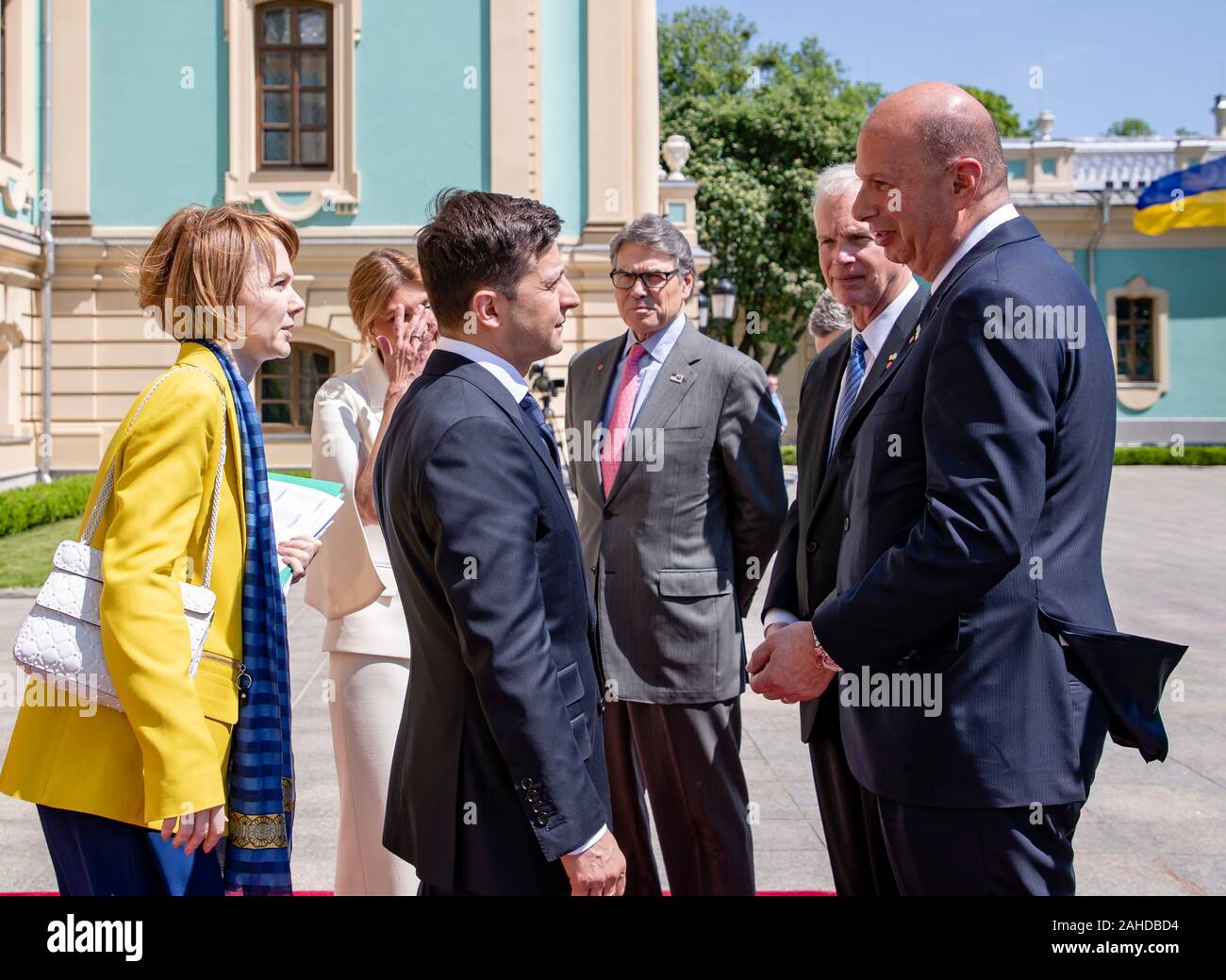 Der Präsident der Ukraine Volodymyr Zelensky, Mitte, schüttelt Hände mit US-Amb. zur Europäischen Union Gordon Sondland, rechts, als US-Energieminister Rick Perry, auf sieht, nach seiner Amtseinführung vor dem Präsidentenpalast - 20. Mai 2019 in Kiew, Ukraine. Stockfoto