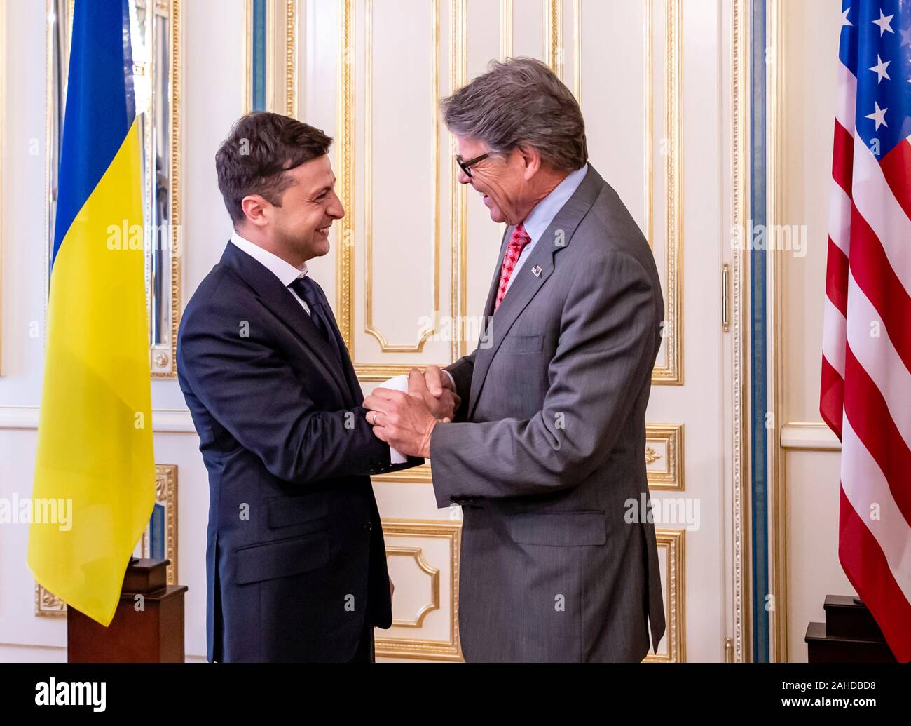 Us-Energieminister Rick Perry, rechts, schüttelt Hände mit der Ukrainische Präsident Wladimir Zelensky während einer Sitzung im Präsidentenpalast - 20. Mai 2019 in Kiew, Ukraine. Stockfoto