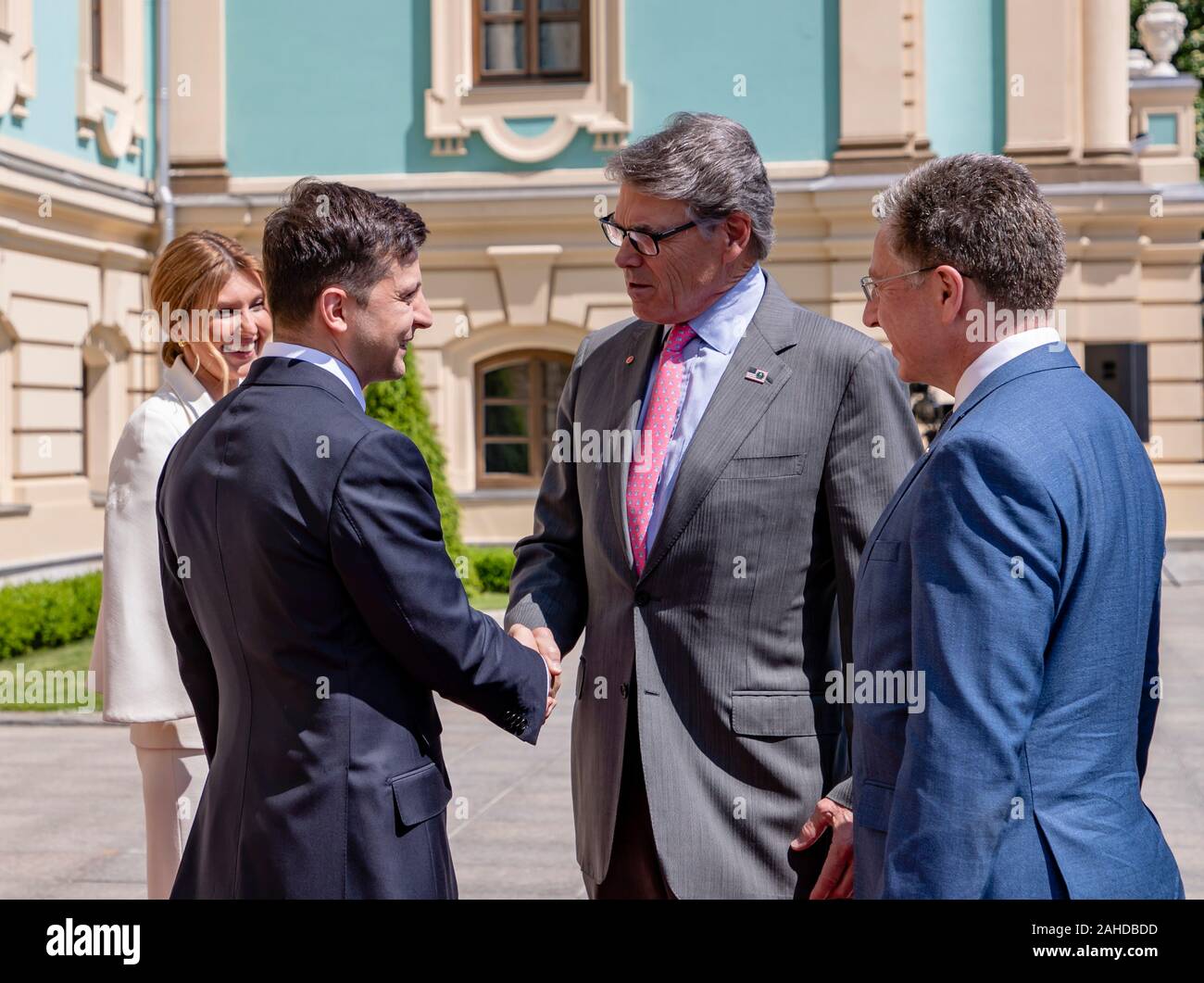 Us-Energieminister Rick Perry, Mitte, schüttelt Hände mit der Ukrainische Präsident Wladimir Zelensky nach seiner Amtseinführung vor dem Präsidentenpalast - 20. Mai 2019 in Kiew, Ukraine. Stockfoto
