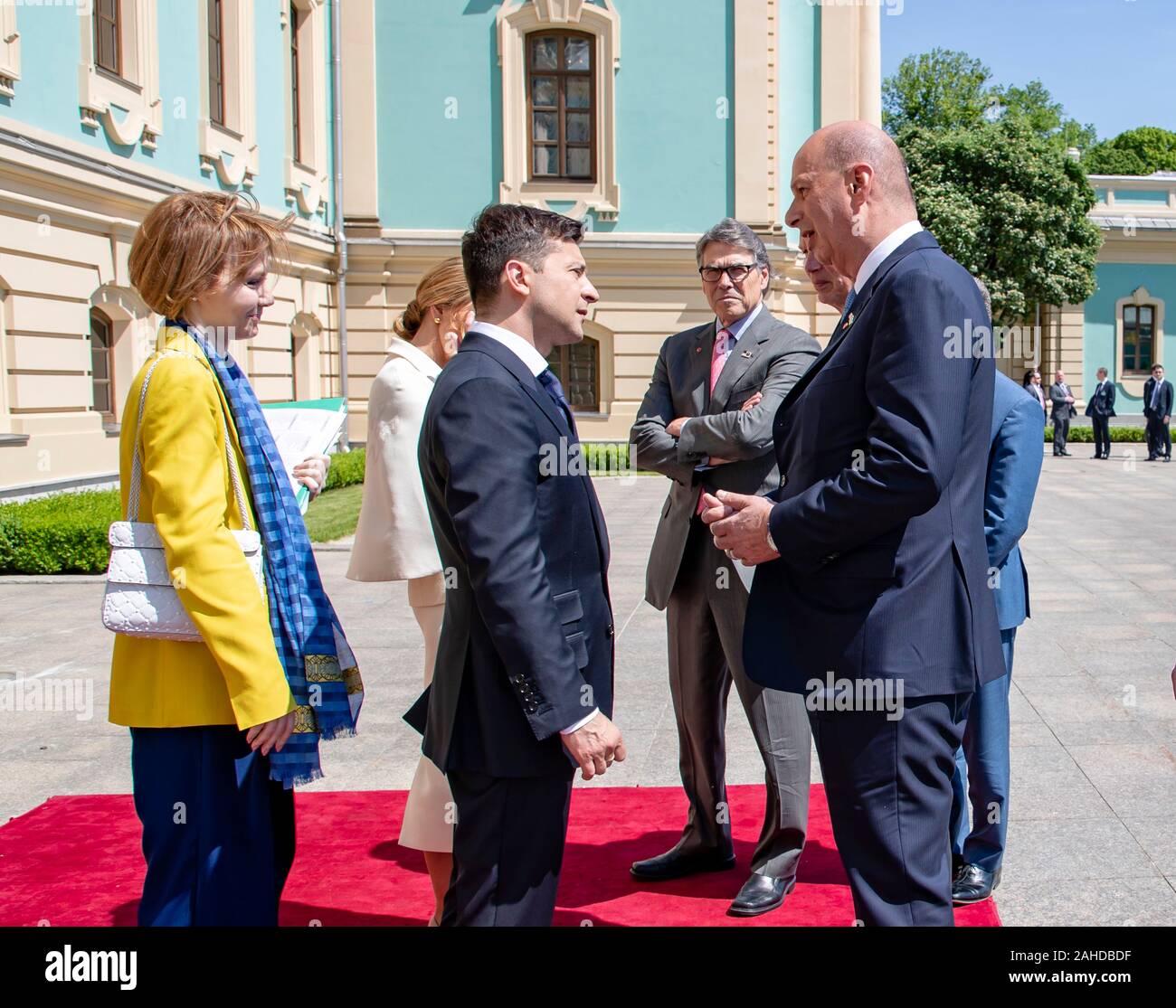 Der Präsident der Ukraine Volodymyr Zelensky, Mitte, schüttelt Hände mit US-Amb. zur Europäischen Union Gordon Sondland, rechts, als US-Energieminister Rick Perry, auf sieht, nach seiner Amtseinführung vor dem Präsidentenpalast - 20. Mai 2019 in Kiew, Ukraine. Stockfoto