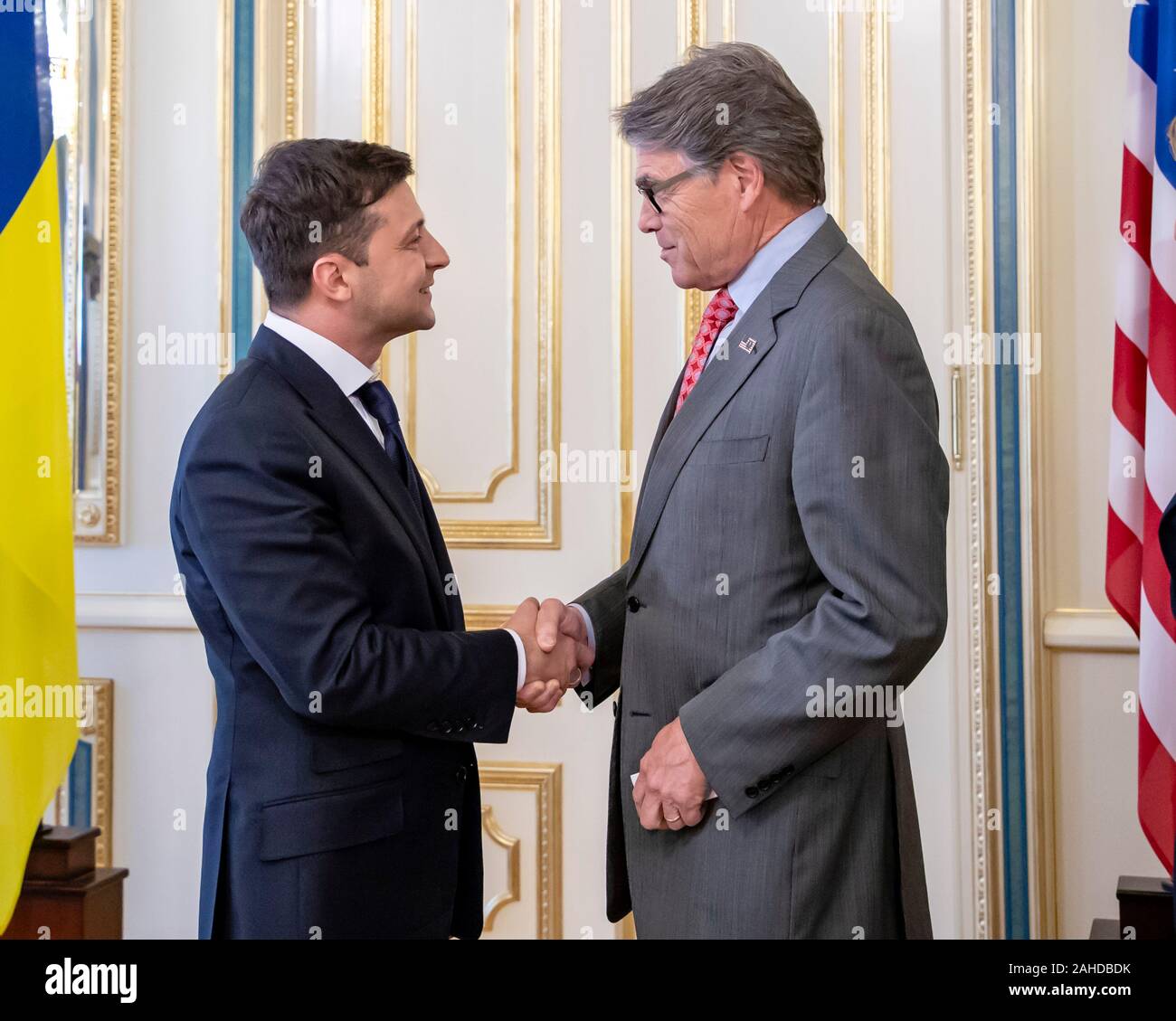 Us-Energieminister Rick Perry, rechts, schüttelt Hände mit der Ukrainische Präsident Wladimir Zelensky während einer Sitzung im Präsidentenpalast - 20. Mai 2019 in Kiew, Ukraine. Stockfoto