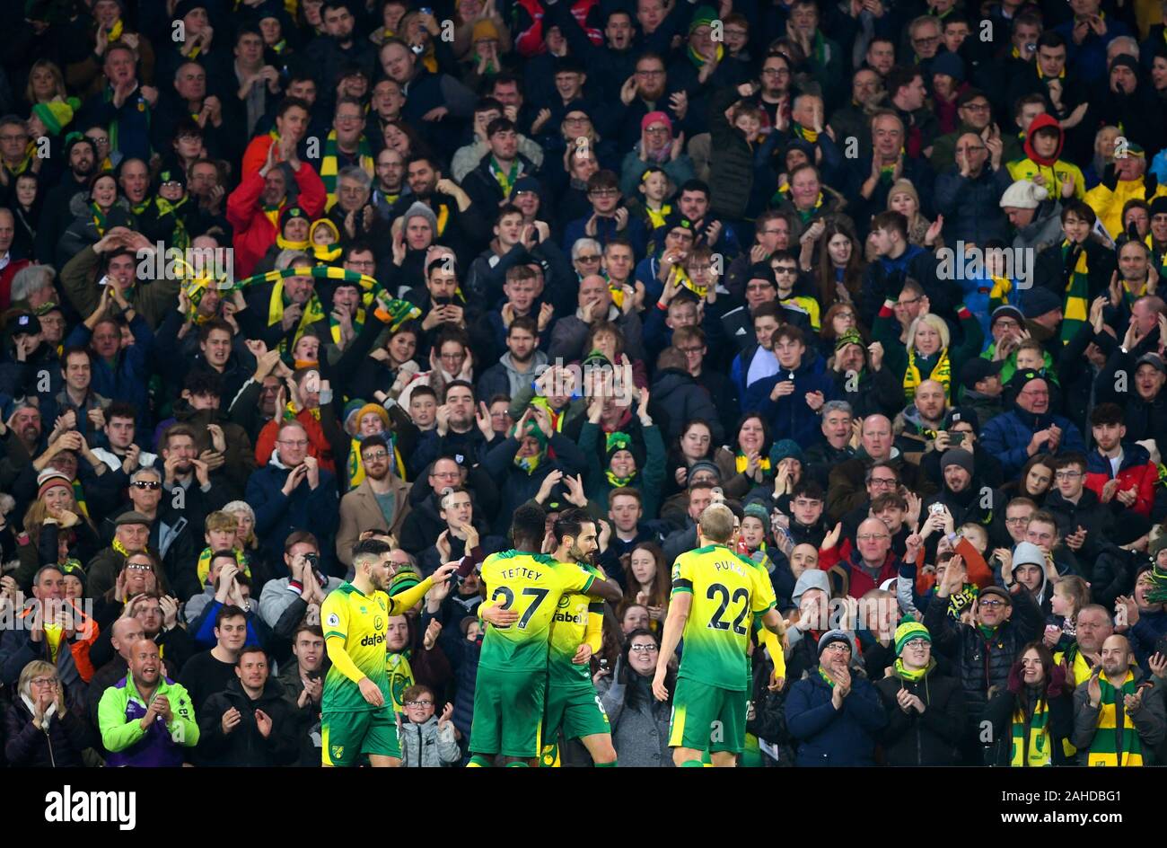 Norwich City Mario Vrancic (Mitte) feiert ersten Ziel seiner Seite des Spiels zählen vor den Fans während der Premier League Spiel im Carrow Road, Norwich. Stockfoto
