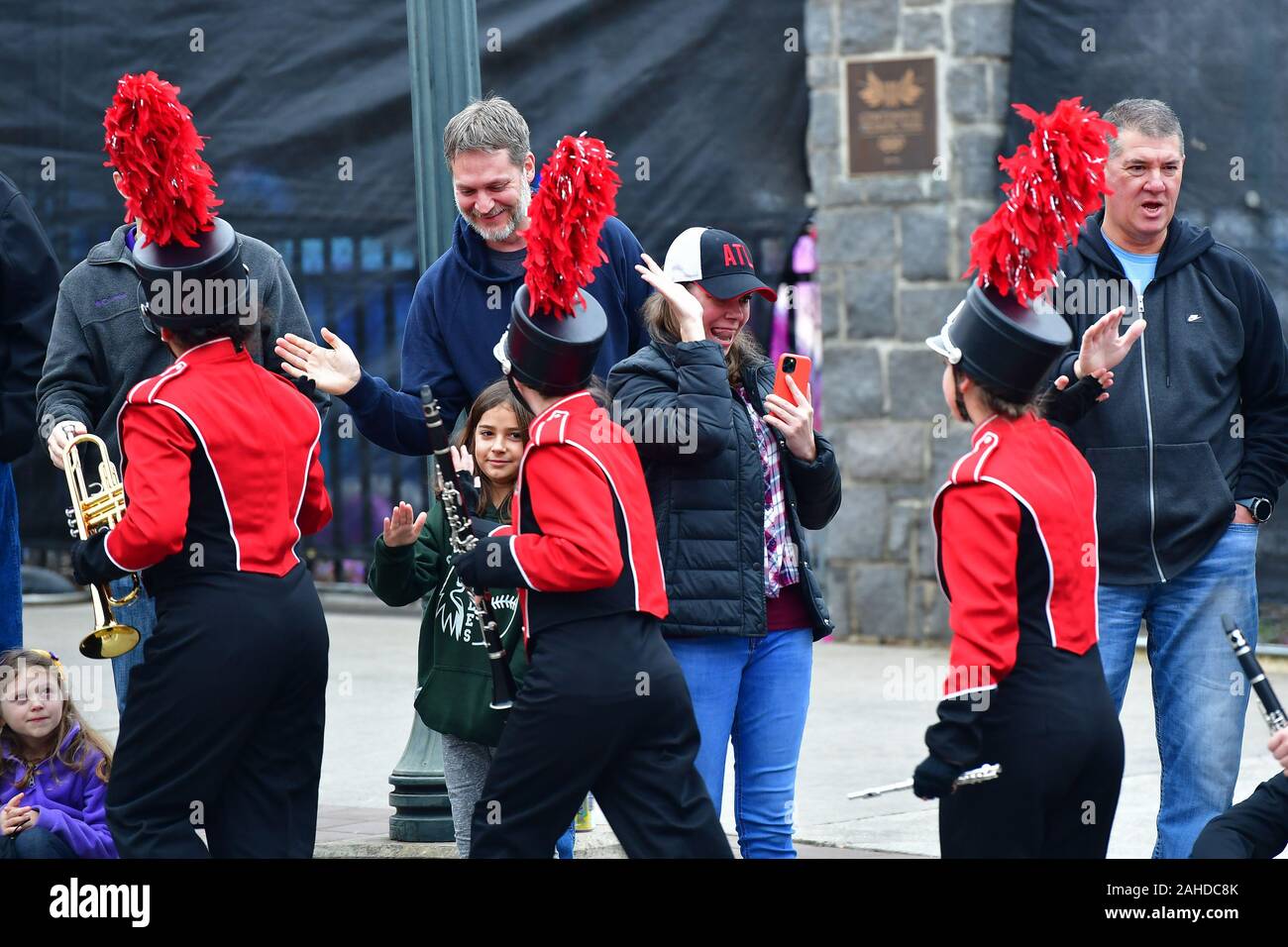 Atlanta, USA. 28 Dez, 2019. LSU Tiger und Oklahoma Sooners fans beteiligen sich an der Küken-fil-ein Peach Bowl Game Day Parade vor ein NCAA Halbfinale Fußball-Spiel in Atlanta, 28. Dezember 2019. Foto von David Tulis/UPI Quelle: UPI/Alamy leben Nachrichten Stockfoto