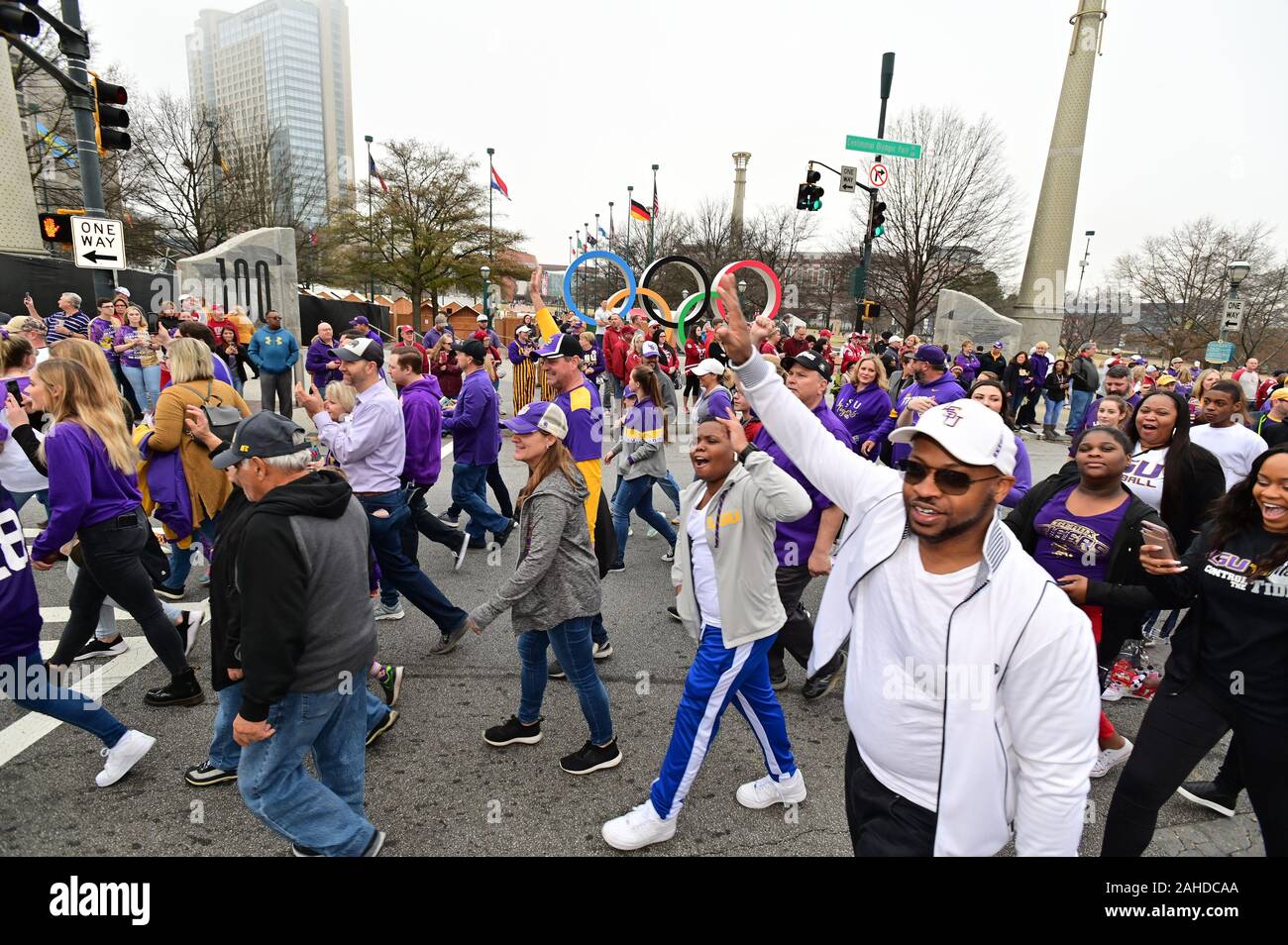 Atlanta, USA. 28 Dez, 2019. LSU Tiger und Oklahoma Sooners fans beteiligen sich an der Küken-fil-ein Peach Bowl Game Day Parade in Atlanta, 28. Dezember 2019. Foto von David Tulis/UPI Quelle: UPI/Alamy leben Nachrichten Stockfoto