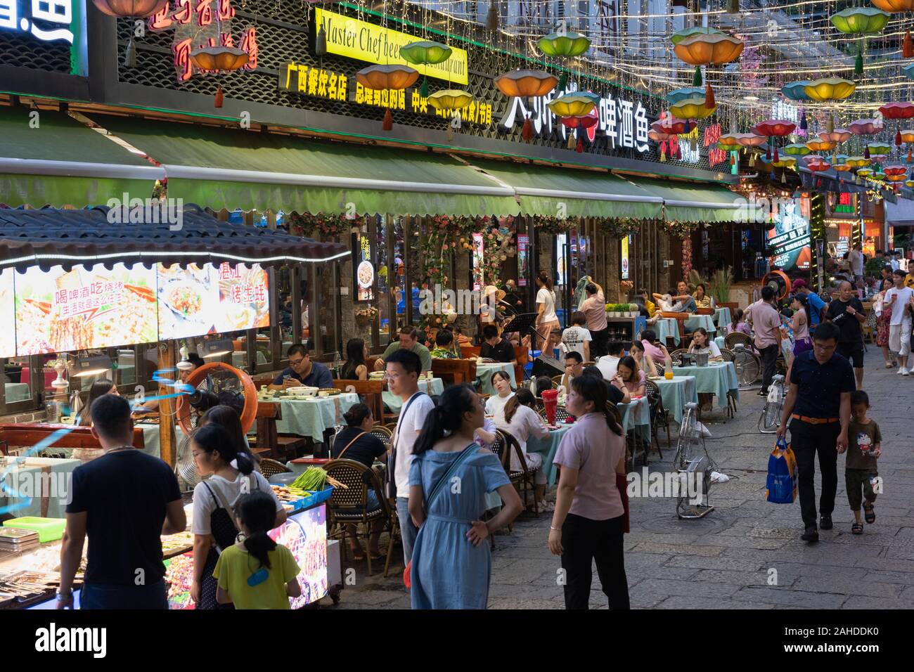 Einkaufsstraße von Yangshuo. Yangshuo ist ein beliebter Touristenbezirk und eine Stadt in der Nähe von Guilin Guangxi. Die wichtigsten Einkaufsstraßen von Yangshuo. Stockfoto