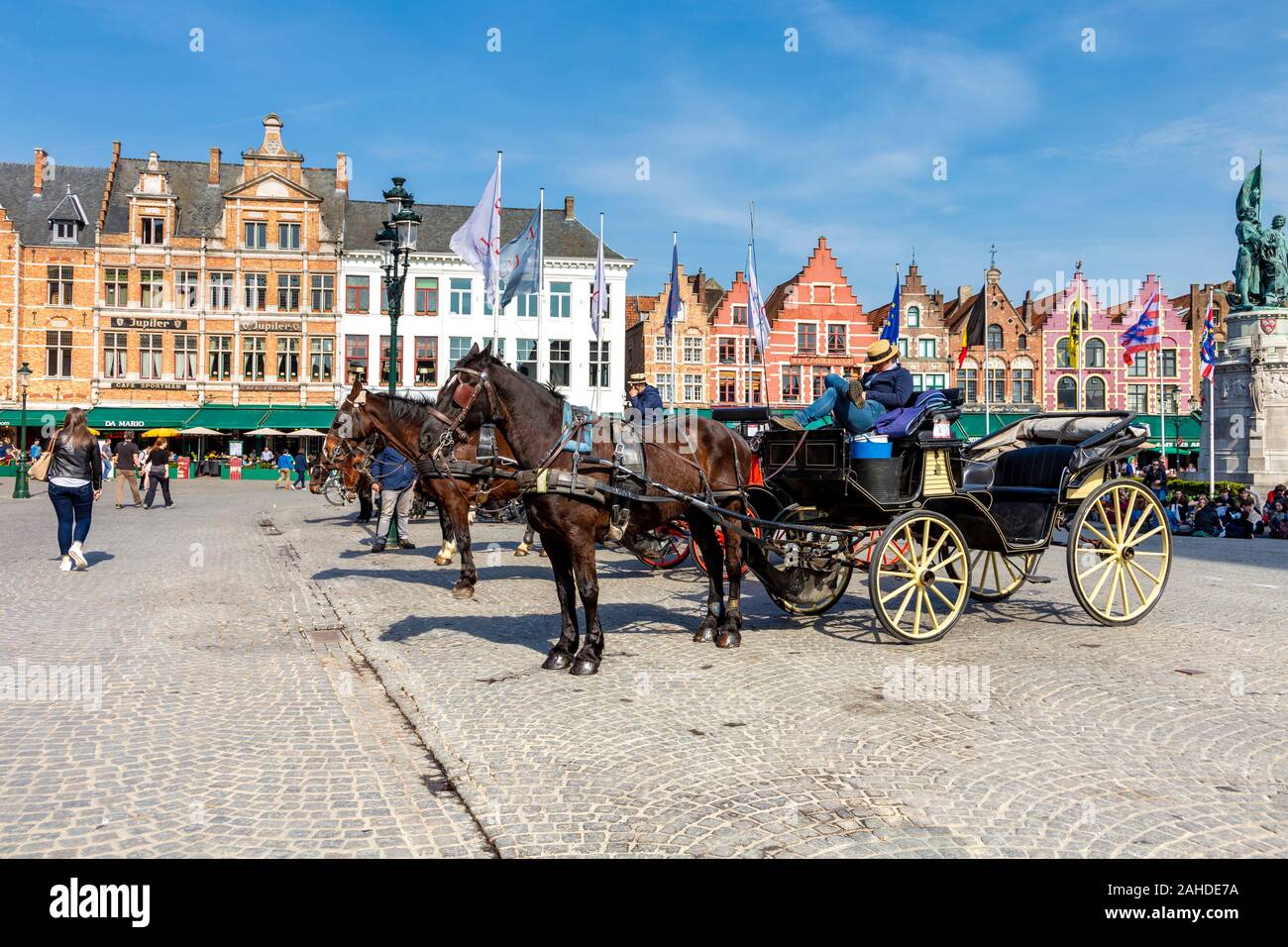 Pferdekutschen auf dem Marktplatz (Markt) in Brügge, Belgien Stockfoto