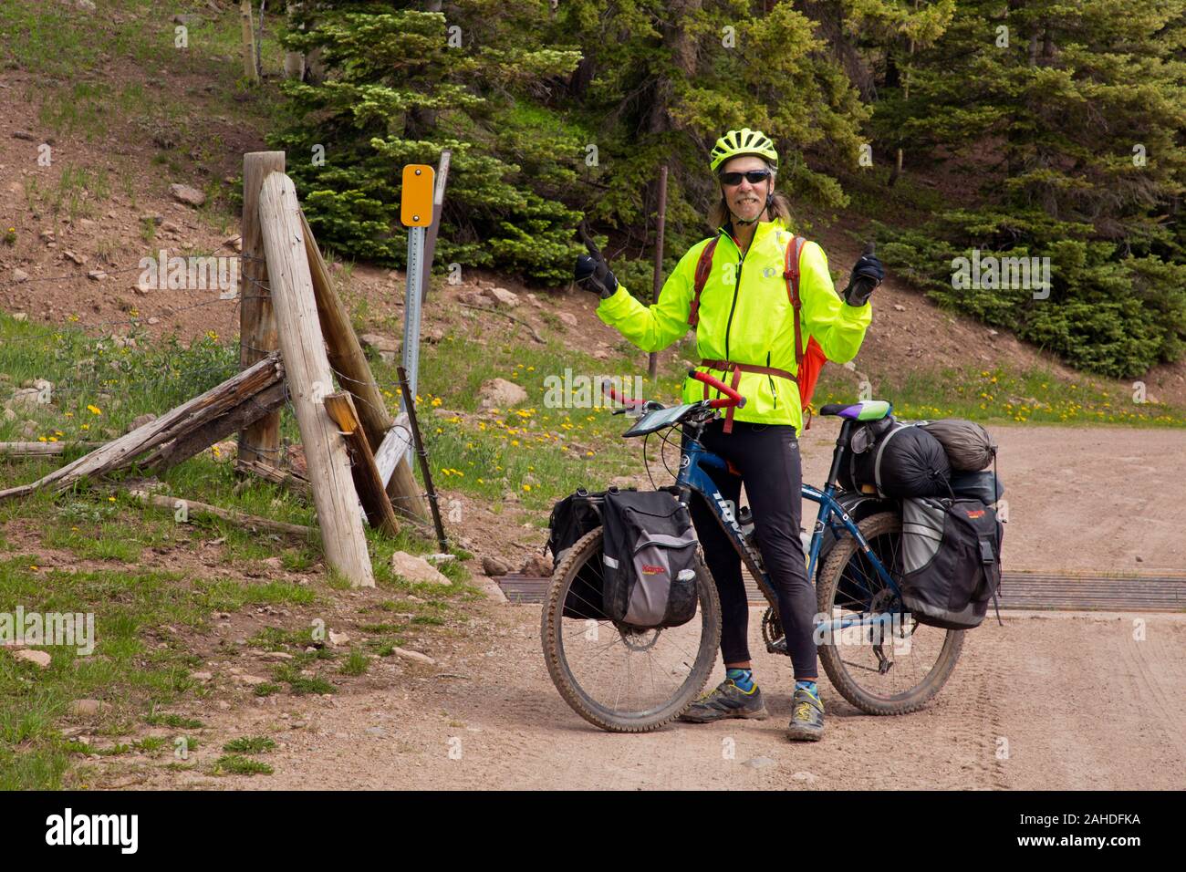 NM 00237-00 ... NEW MEXICO - Radfahrer in Richtung Süden auf der Great Divide Mountain Bike Route, absteigend von Brazos Ridge an der Colorado State Line. Stockfoto