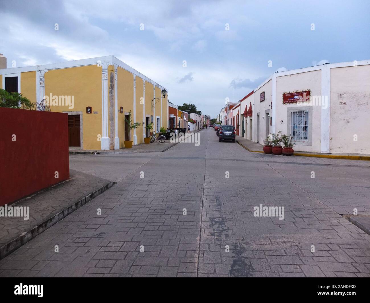 Valladolid, Mexiko - Januar 28,2018: Typische koloniale Straße in Valladolid, Mexiko. Valladolid ist eine Stadt auf Mexicos Yucatan Halbinsel. Die koloniale b Stockfoto