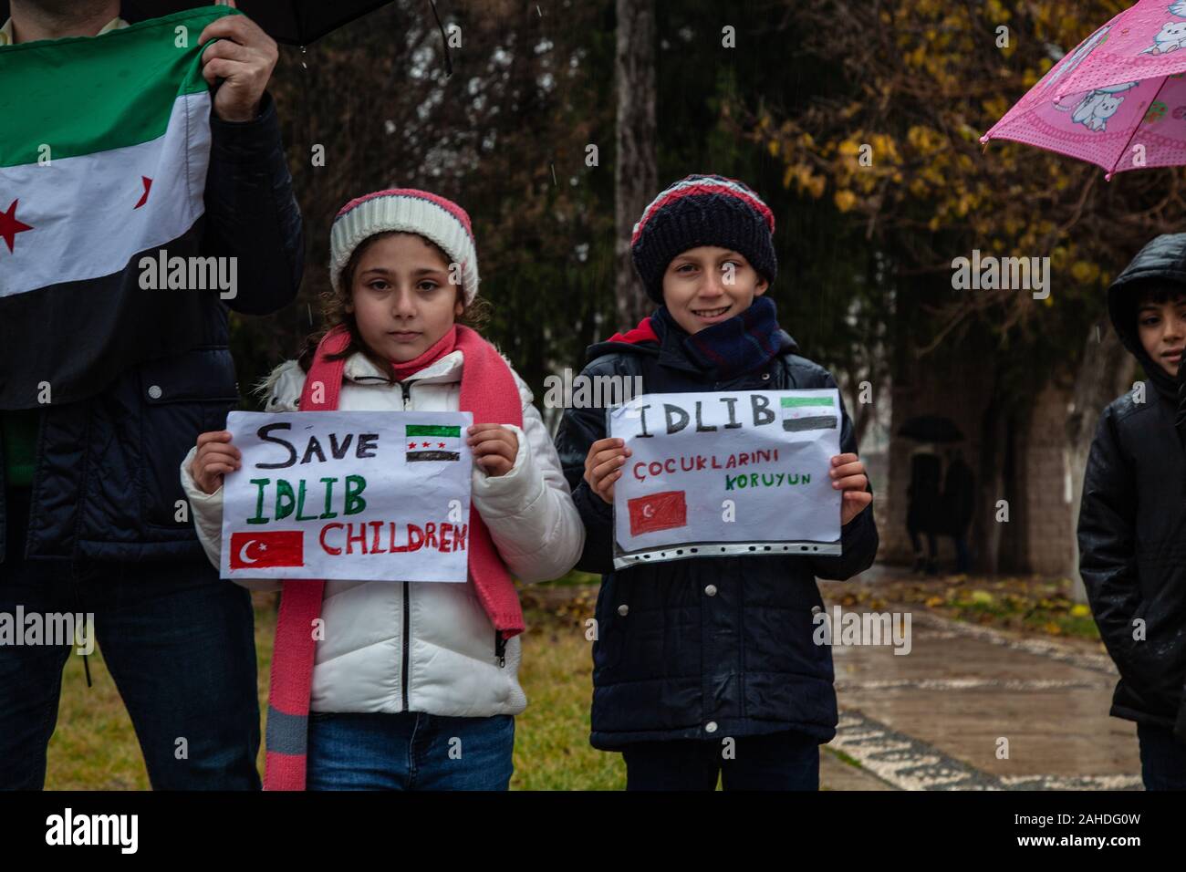 Kinder halten Plakate hoch, während der Demonstration. eine Gruppe von syrischen Flüchtlinge in der Türkei, in der Stadt Gaziantep Protest in Solidarität mit den Menschen in Syrien und auch die Anzeichen für ein Ende der Bombardierung der Stadt Idlib durch Russland und das Assad-regime. Stockfoto