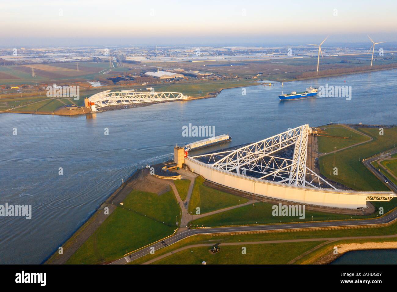 Luftbild von Zuyid Maeslandtkering - Rotterdam - Holland ist eine imposante Sturmflutwehr. Die Maeslantkering ist ein Sturmflutwehr auf der imag Stockfoto
