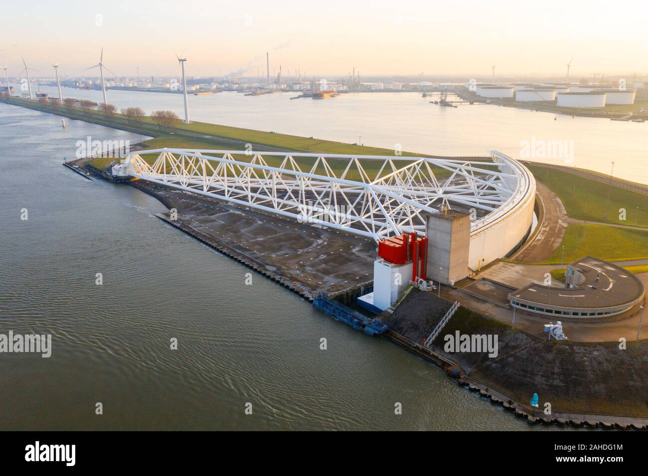 Luftbild von Zuyid Maeslandtkering - Rotterdam - Holland ist eine imposante Sturmflutwehr. Die Maeslantkering ist ein Sturmflutwehr auf der imag Stockfoto