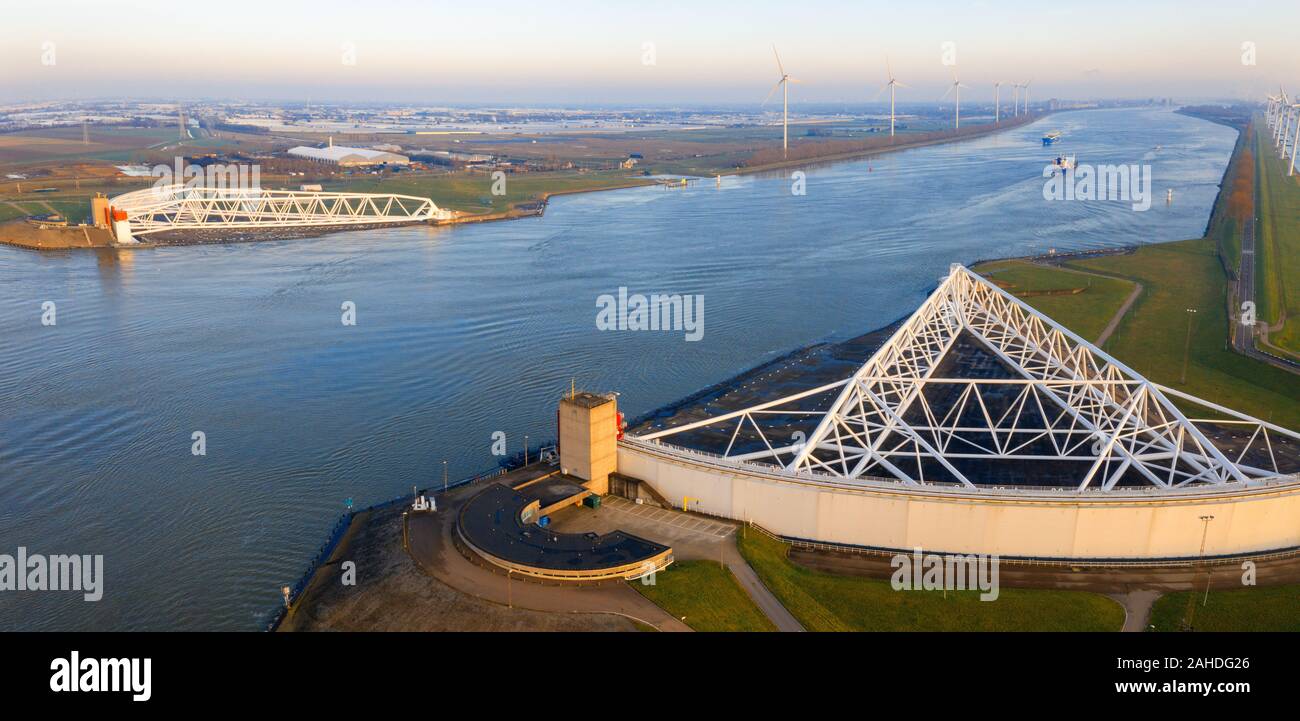 Luftbild von Zuyid Maeslandtkering - Rotterdam - Holland ist eine imposante Sturmflutwehr. Die Maeslantkering ist ein Sturmflutwehr auf der imag Stockfoto