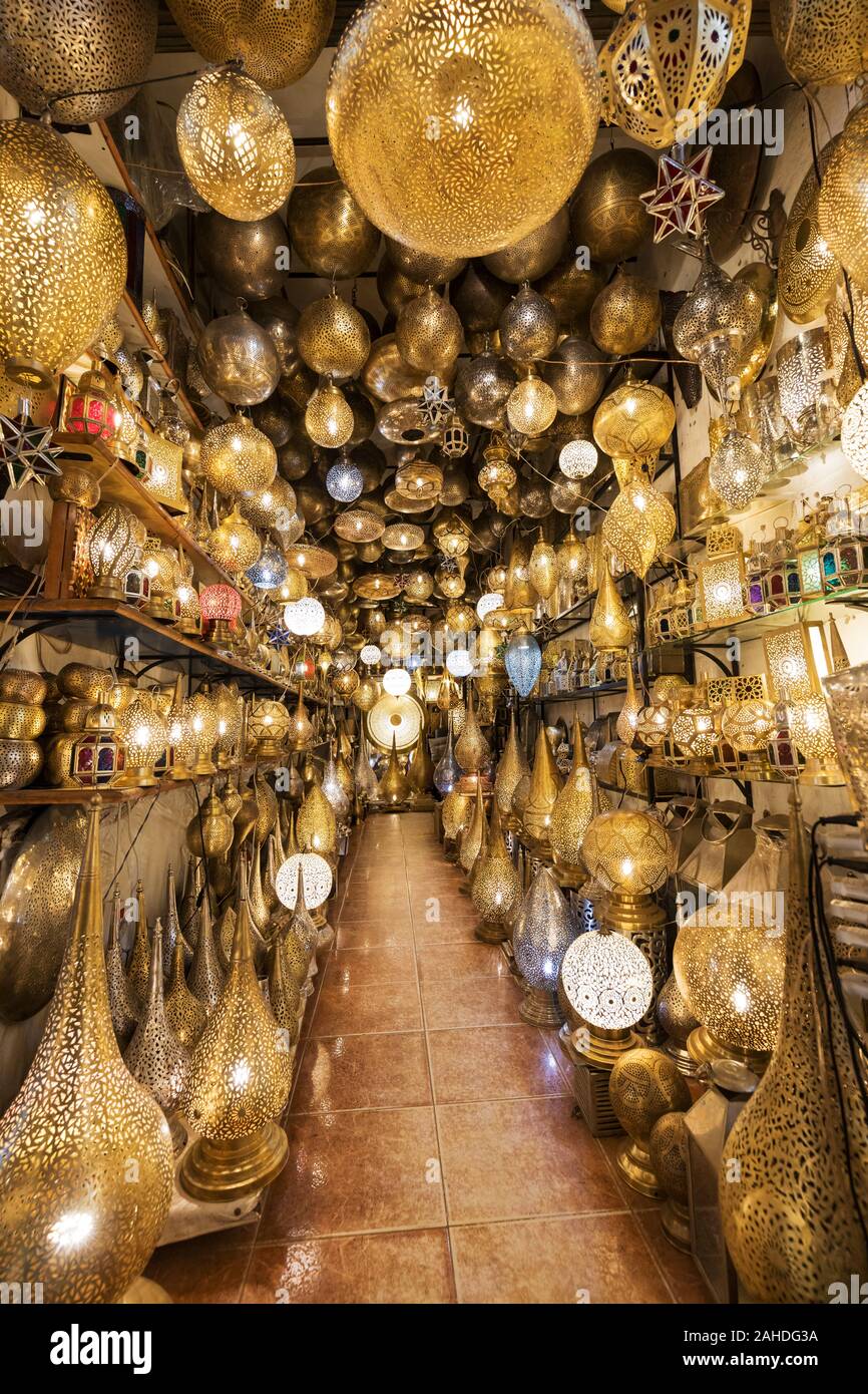 Marokkanische Hängelampen auf dem Markt in Medina. Lampen und  Souvenirläden, Marrakesch. Traditioneller marokkanischer Markt, Marokko in  Afrika. Store in Ma Stockfotografie - Alamy