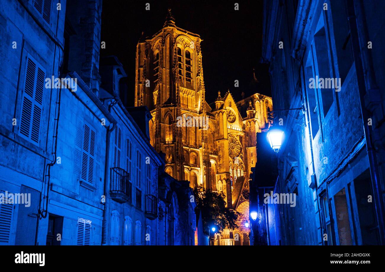 Bourges, Center-Val de Loire, Frankreich - 29 August 2019: Das alte Stadtzentrum von Bourges und die Kathedrale während Lichter Nächte Stockfoto