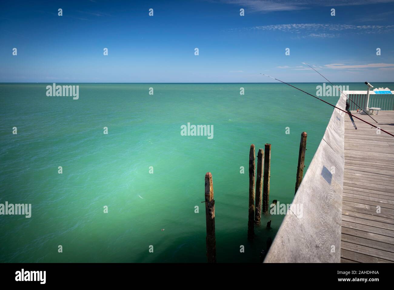 Sunlit grünes Wasser aus Hastings Pier Stockfoto