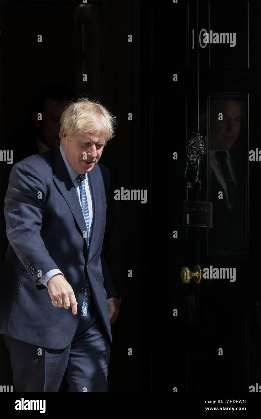 Boris Johnson, der britische Premierminister, Blätter Downing Street Nr.10 über die kultigen schwarzen Tür, Westminster, London, UK Stockfoto