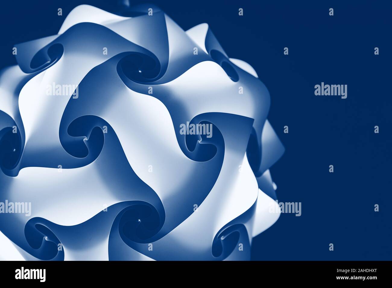 Classic blau toning Trend 2020 Farbe. schönes Design Lampe auf Hintergrund mit Platz für Ihren Text Stockfoto