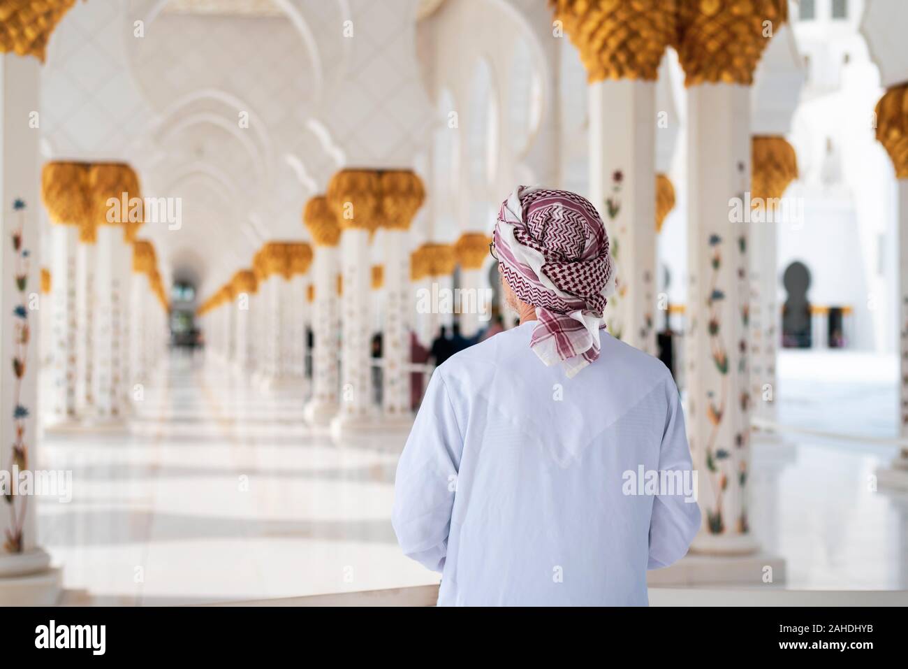 Arabischer Mann Besuch der Großen Moschee in Abu Dhabi traditionelles Kleid tragen Anzeigen Stockfoto