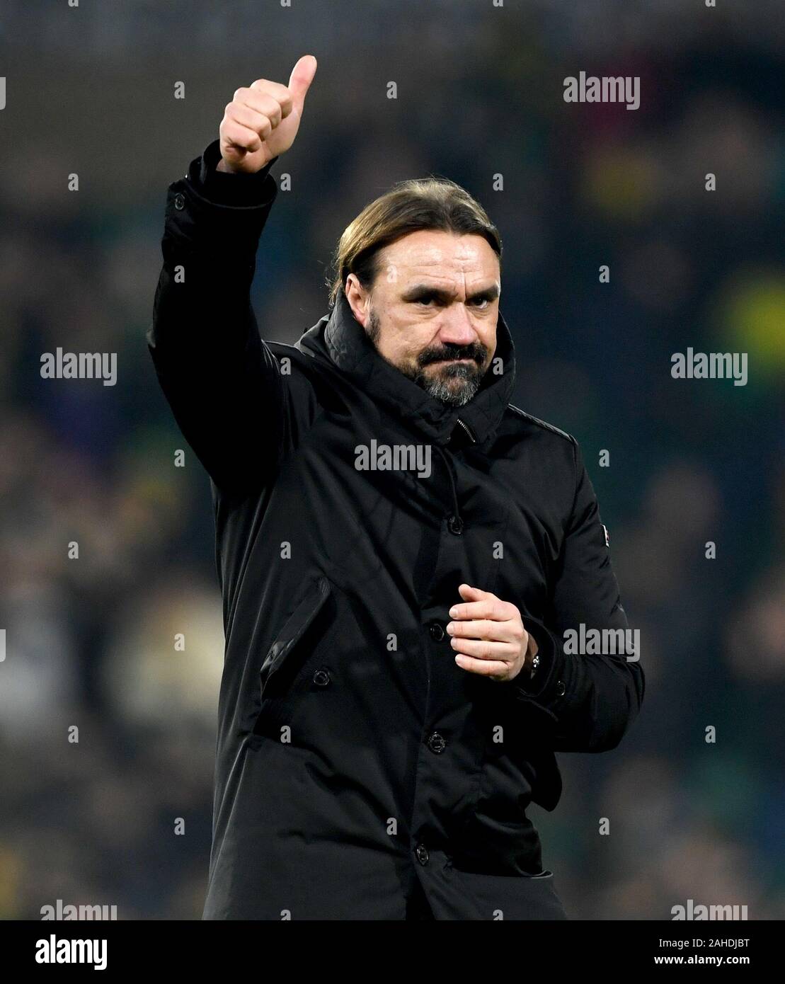 Norwich City Manager Daniel Farke Gesten an die Fans am Ende der Premier League Spiel im Carrow Road, Norwich. Stockfoto