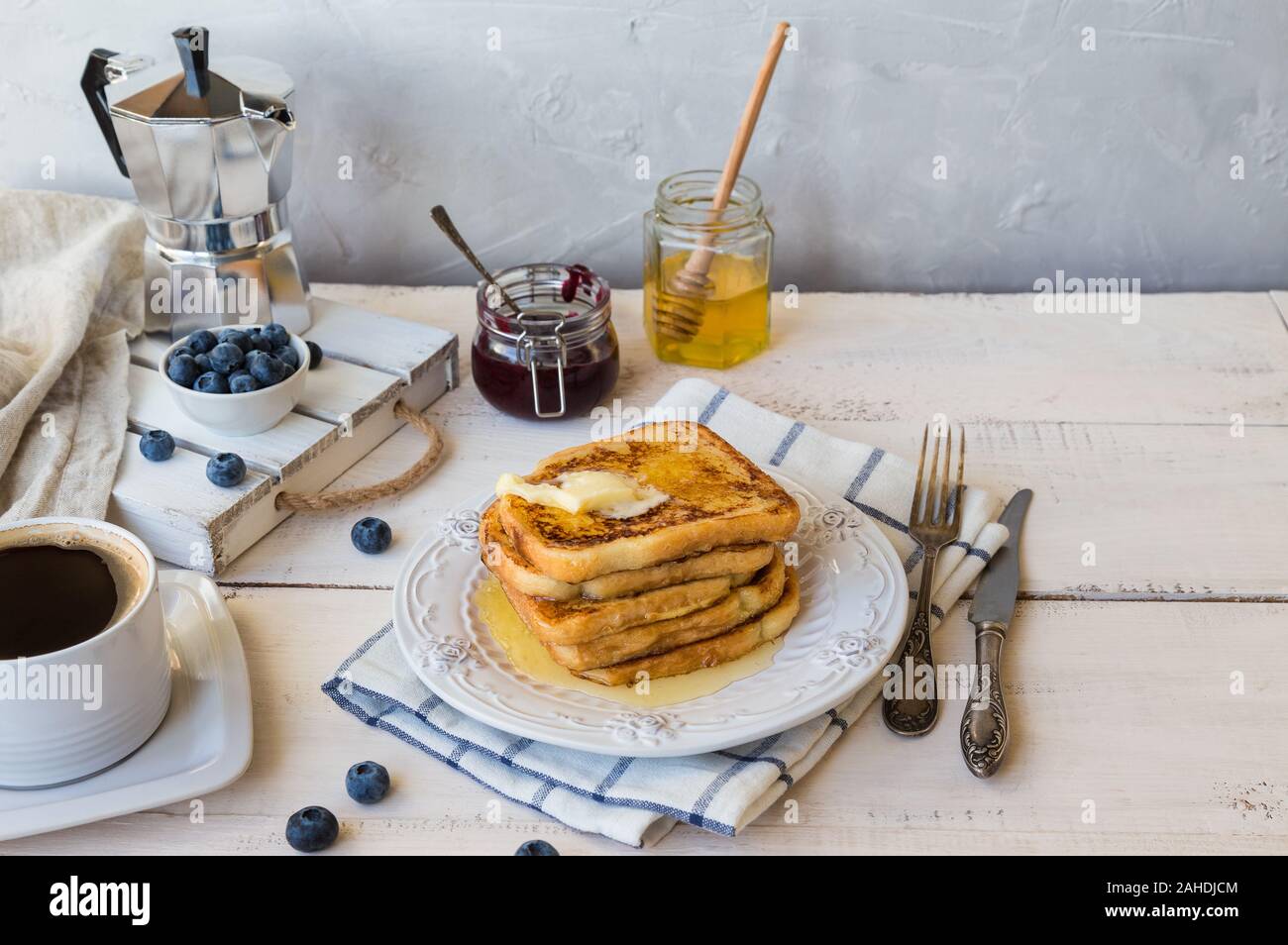 French Toast mit Butter und Heidelbeeren zum Frühstück. Stockfoto