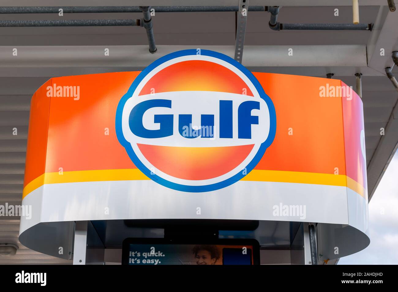 LENOX, MA/USA, 29. September 2019: Gulf Oil Gas Pumpe und Logo. Stockfoto