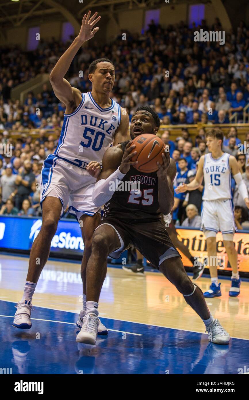 Durham, NC, USA. 28. Dez 2019. Braunbären vorwärts Tamenang Choh (25) Sucht einen geöffneten Schuß während der NCAA Basketball Aktion zwischen den Braunbären und die Duke University Blue Devils Cameron am Innenstadium Durham, NC. Jonathan Huff/CSM. Credit: Cal Sport Media/Alamy leben Nachrichten Stockfoto