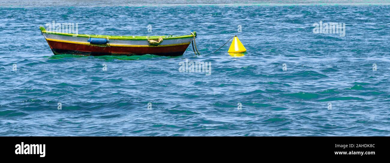 Little fisherman Kanu an der brasilianischen Küste Stadt Cabo Frio, Rio de Janeiro. Stockfoto