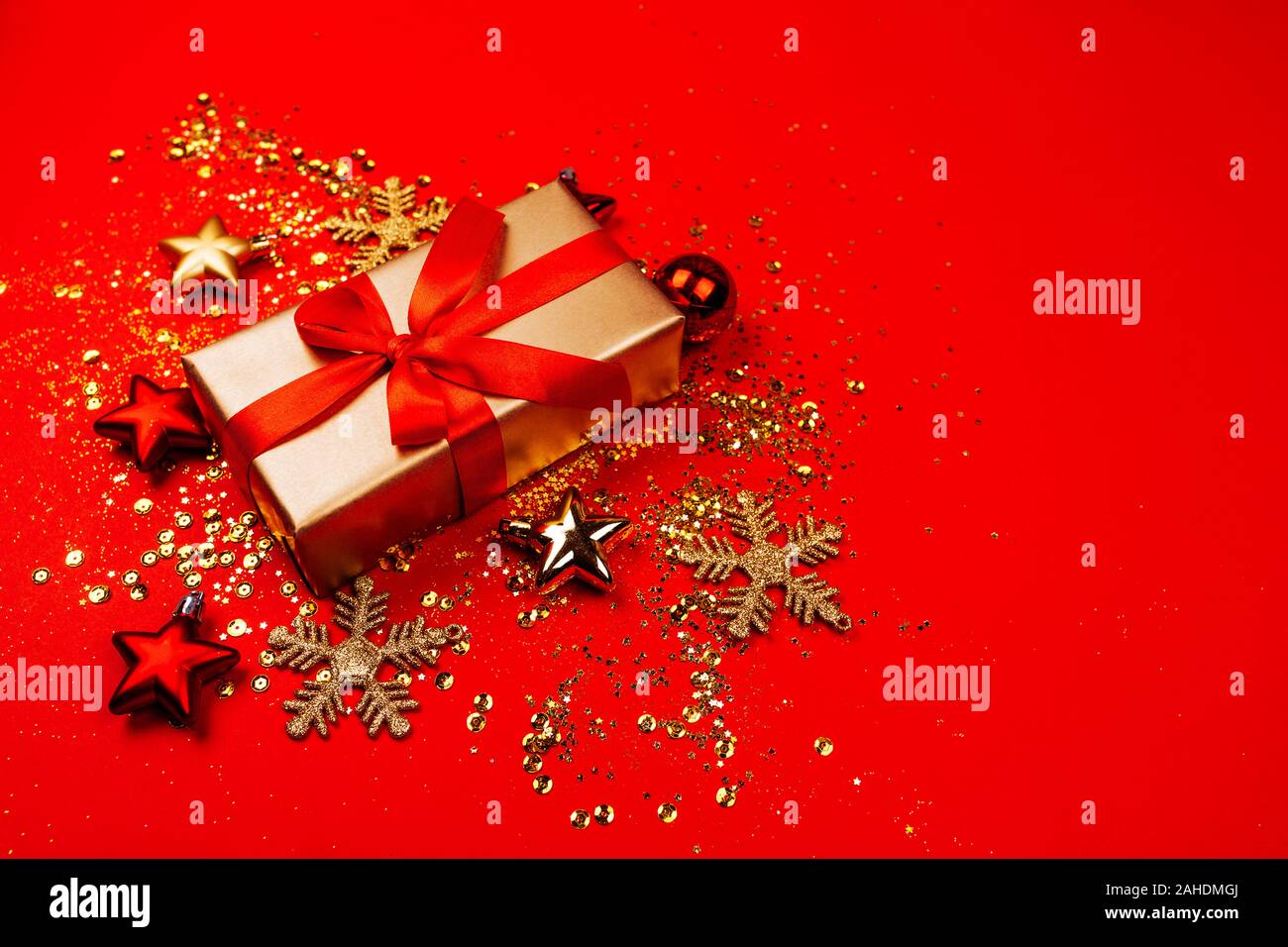 Rot und gold Weihnachtsornamente, Gestell mit Kopie Raum, roten Hintergrund. Stockfoto