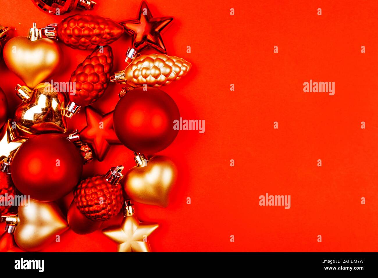 Rot und gold Weihnachtsornamente, Gestell mit Kopie Raum, roten Hintergrund. Stockfoto