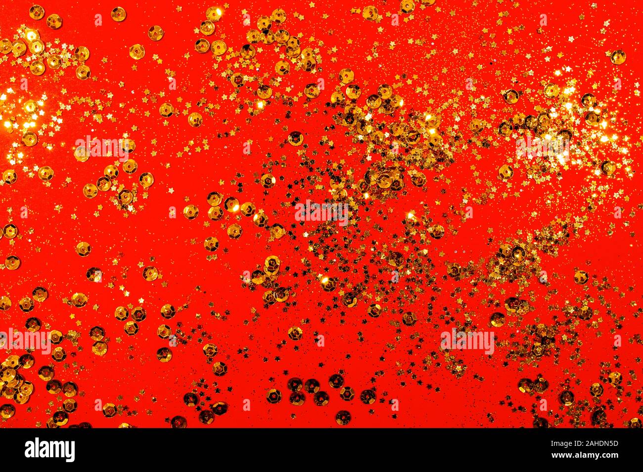 Red christmas Textur. Das Red glitter Textur Valentinstag Hintergrund mit Gold funkelt. Stockfoto