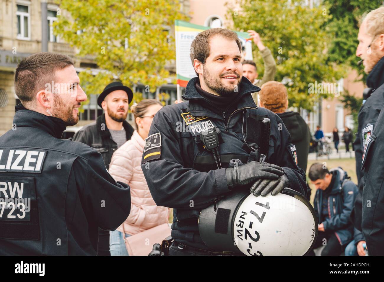 Deutsche Polizisten. Die Bereitschaftspolizei Deutschland. Polizei patrouilliert in Düsseldorf am 27. Oktober 2018. Deutsche Polizisten Polizei bei der Arbeit. Gegenstand des Gesetzes Stockfoto