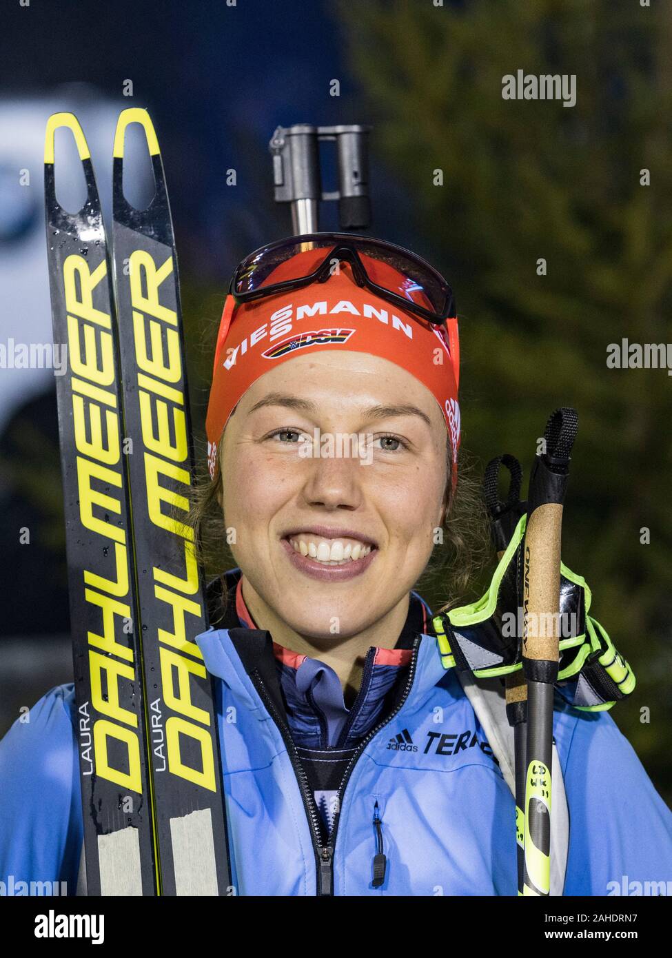 Gelsenkirchen, Deutschland. 28. Dezember 2019. Deutsche biathlon Legende Laura Dahlmeier beendet ihre sportliche Karriere mit einem Rennen auf dem joka Biathlon World Team Challenge auf Schalke. Stockfoto