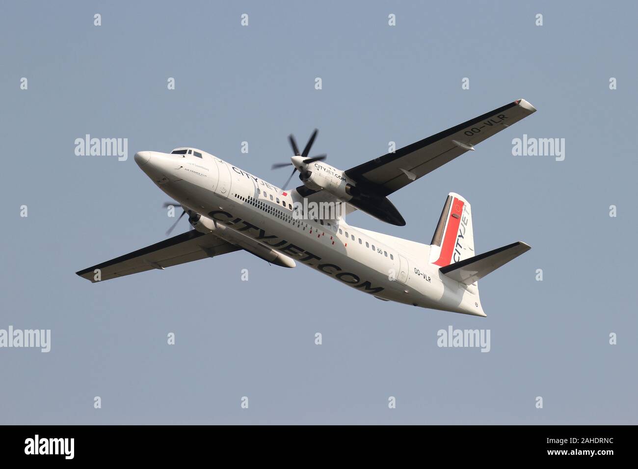 Cityjet Fokker 50 mit Registrierung OO-VLR gerade von Start- und Landebahn 36L (Polderbaan) der Flughafen Amsterdam Schiphol. Stockfoto