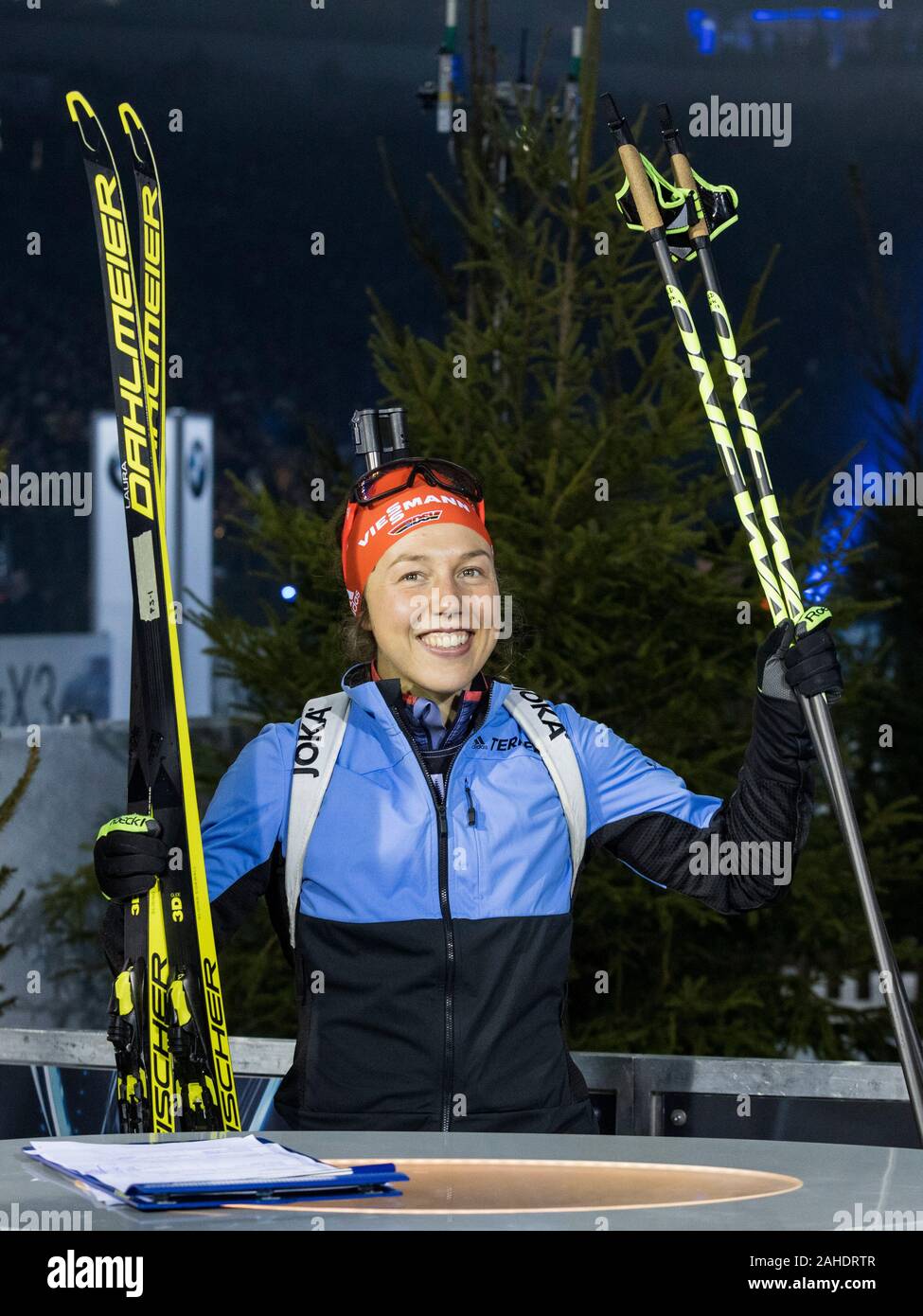 Gelsenkirchen, Deutschland. 28. Dezember 2019. Deutsche biathlon Legende Laura Dahlmeier beendet ihre sportliche Karriere mit einem Rennen auf dem joka Biathlon World Team Challenge auf Schalke. Stockfoto