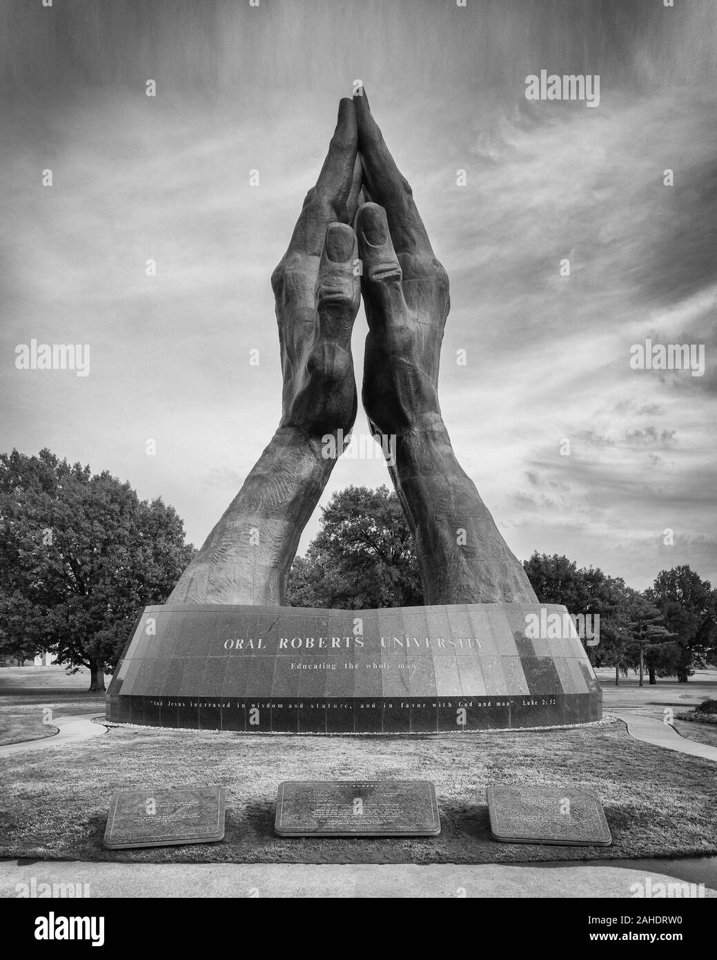Betende Hände Skulptur am Eingang zum Campus der Oral Roberts Universität in Tulsa, Oklahoma Stockfoto