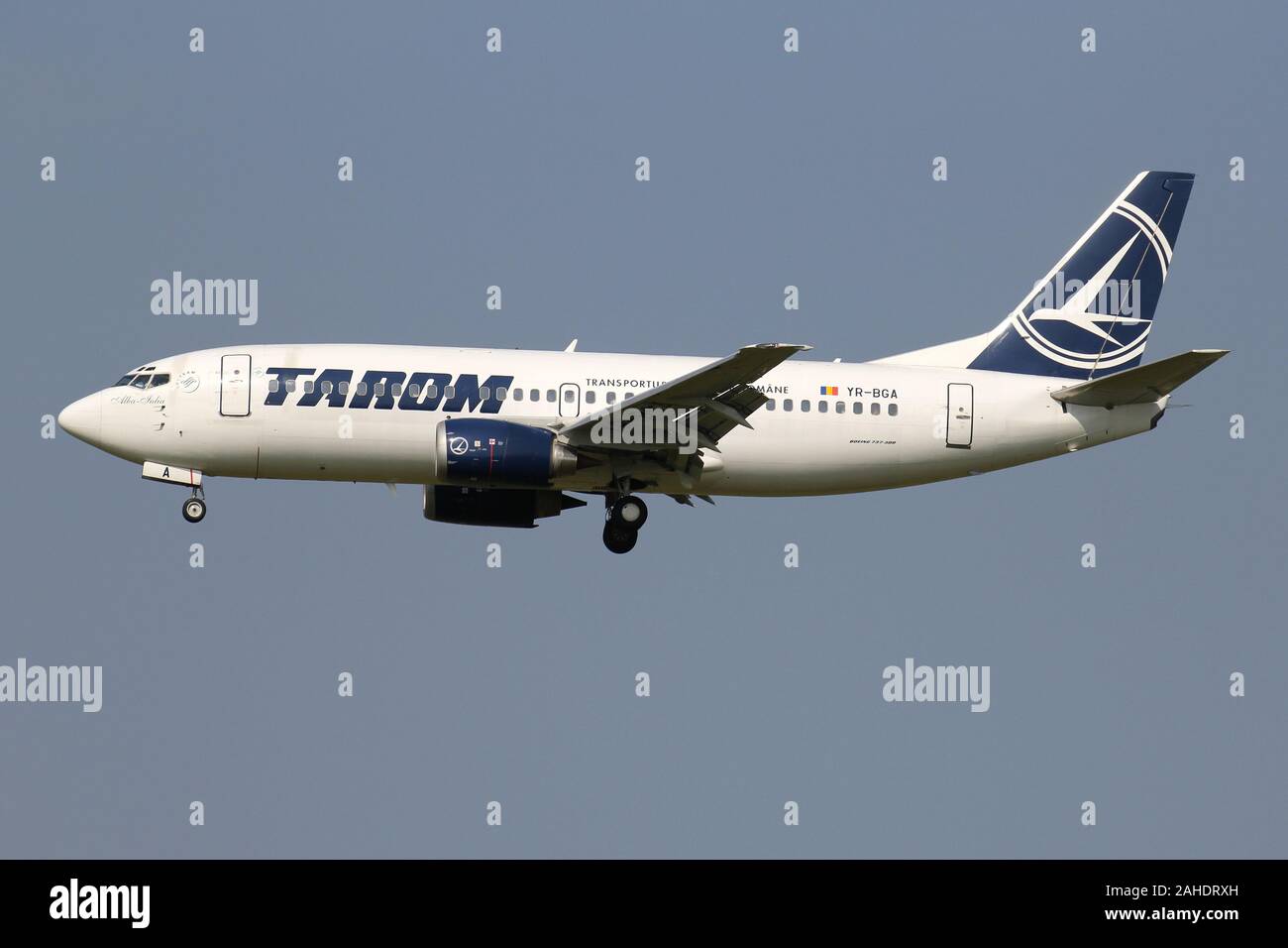 Die rumänische Tarom Boeing 737-300 mit der Registrierung YR-BGA auf kurze letzte für die Piste 18 C der Flughafen Amsterdam Schiphol. Stockfoto