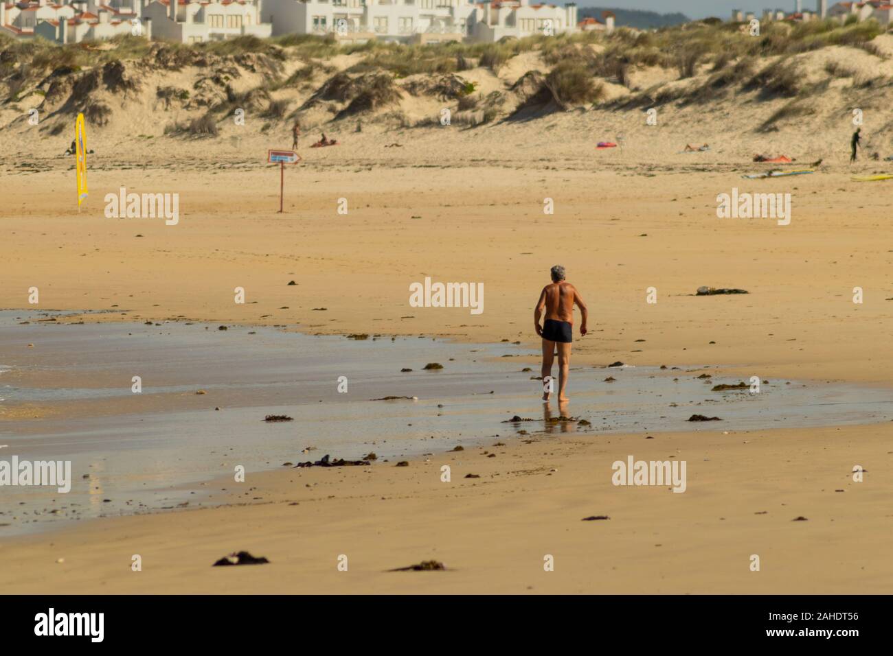 Alten Mann auf Gamboa Strand in Peniche Portugal Estremadura Stockfoto