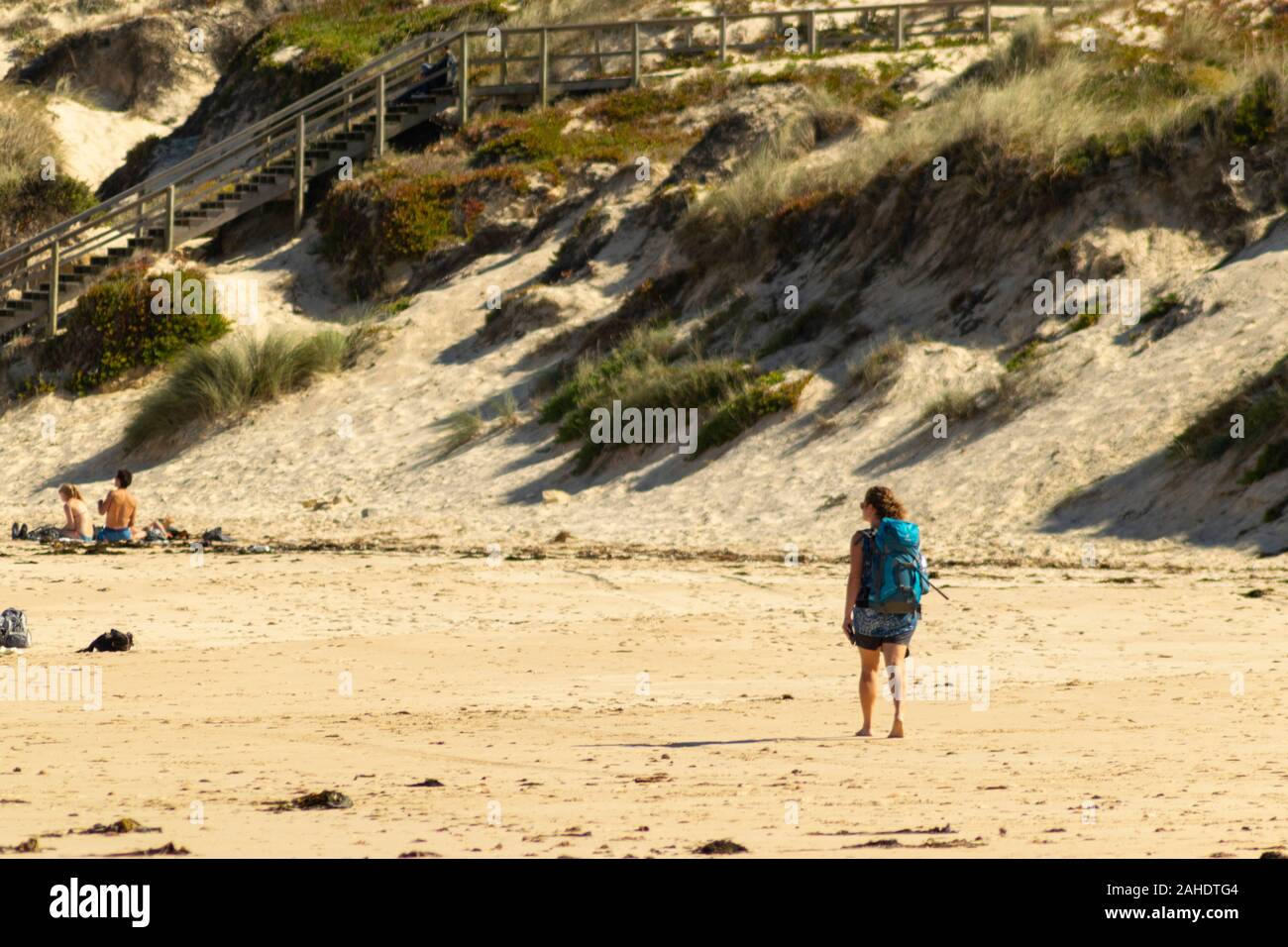 Junge weibliche Backpacker auf Gamboa Strand Peniche Portugal Estremadura Stockfoto