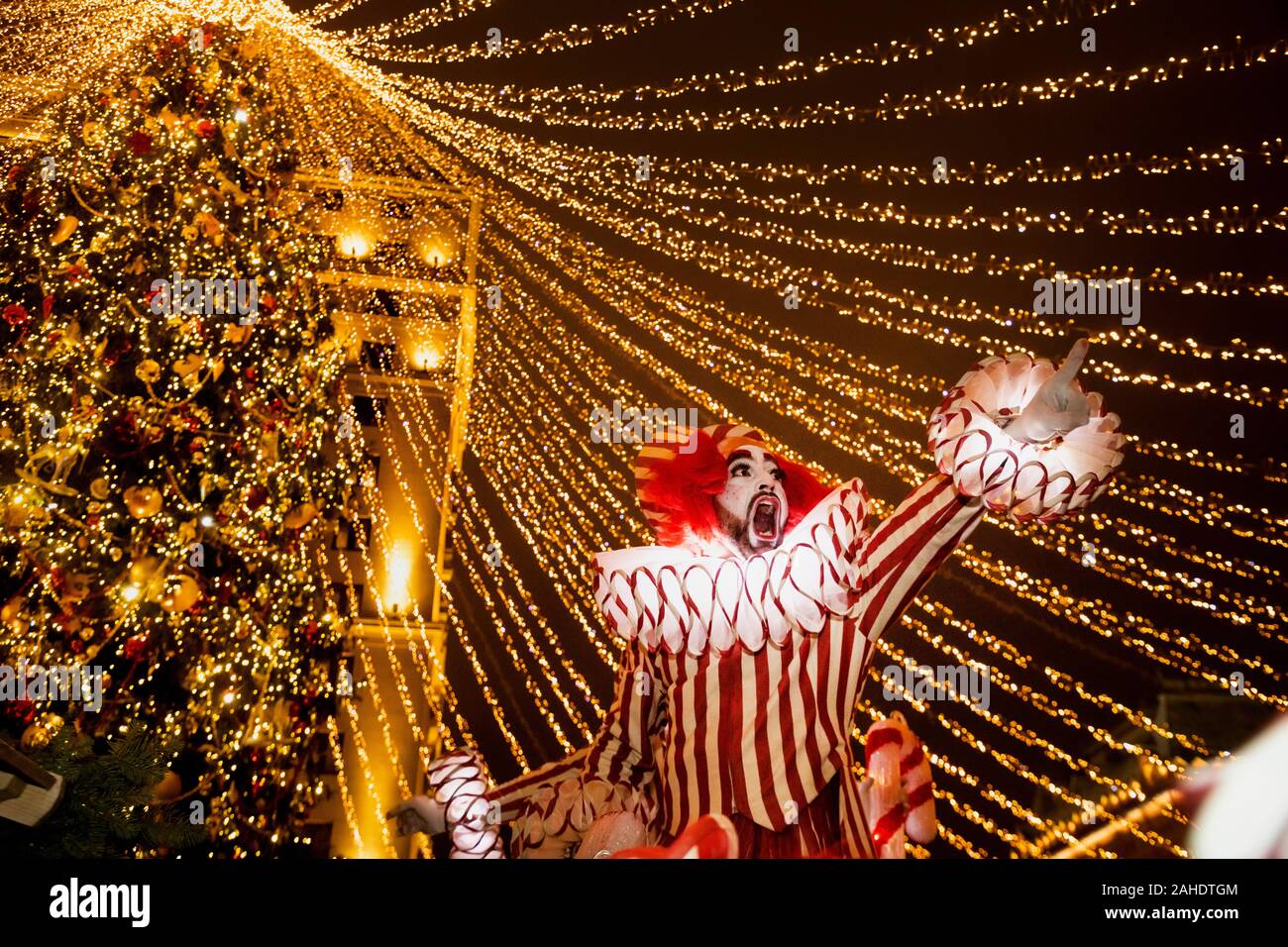 Moskau, Russland. 28 Dezember, 2019 ein Performer im Neuen Jahr feiern im  Zentrum von Moskau als Teil der Reise zu Weihnachten Festival, Russland  Stockfotografie - Alamy