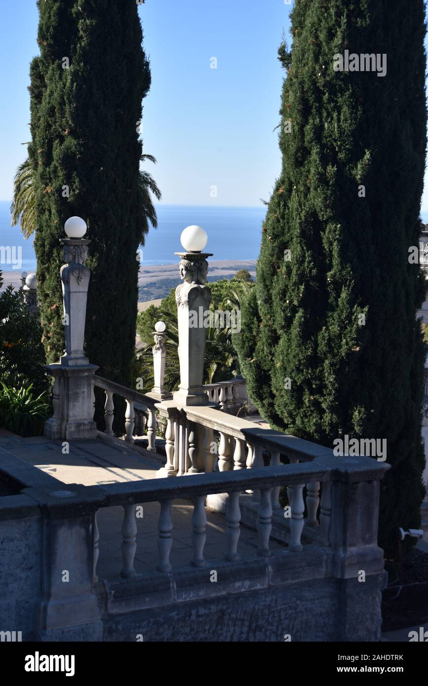 San Simeon, CA. Usa Dezember 6, 2017. William R. Hearst Castle. San Simeon California State Historical Monument. Gärten, Pfad und Panorama Stockfoto