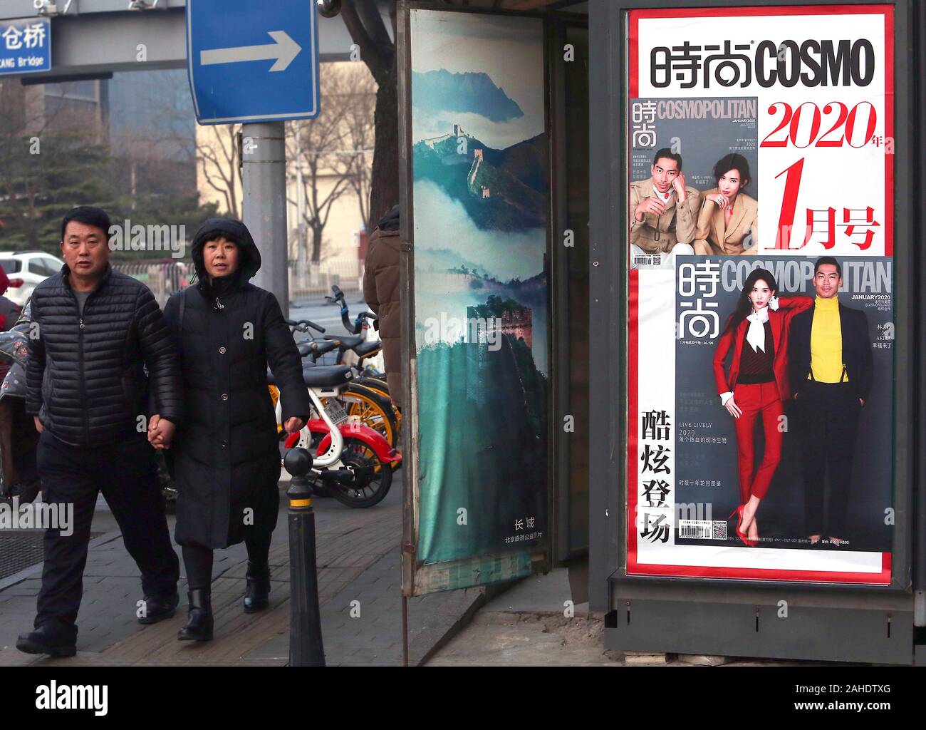 Peking, China. 28 Dez, 2019. Chinesische vorbei einen news Kiosk sowohl chinesische als auch internationale Magazine auf einer Straße in der Innenstadt von Peking Verkauf am Samstag, 28. Dezember 2019. American Lifestyle Zeitschriften, vor allem derjenigen, die sich mit westlichen Lebensstil, Promis und Mode in China sehr populär sind, mit den meisten ausländischen Zeitschriften in eine chinesische Version ihre Deckung der populären Kultur. Foto von Stephen Rasierer/UPI Quelle: UPI/Alamy leben Nachrichten Stockfoto