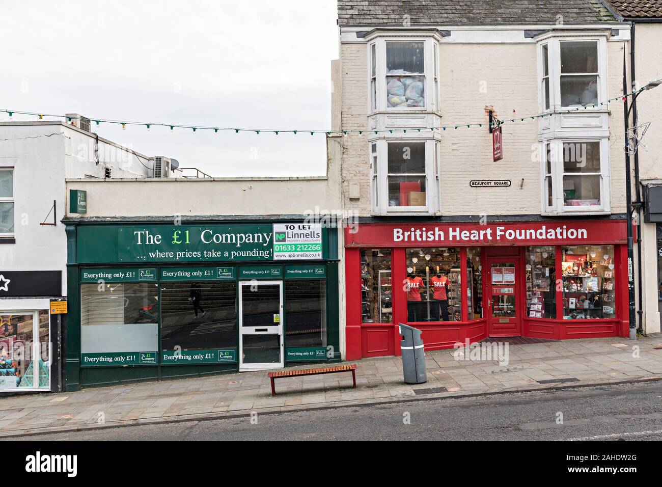 Liebe Shop neben niedrigen Preis lbs-Shop geschlossen zu lassen, Chepstow, Großbritannien Stockfoto